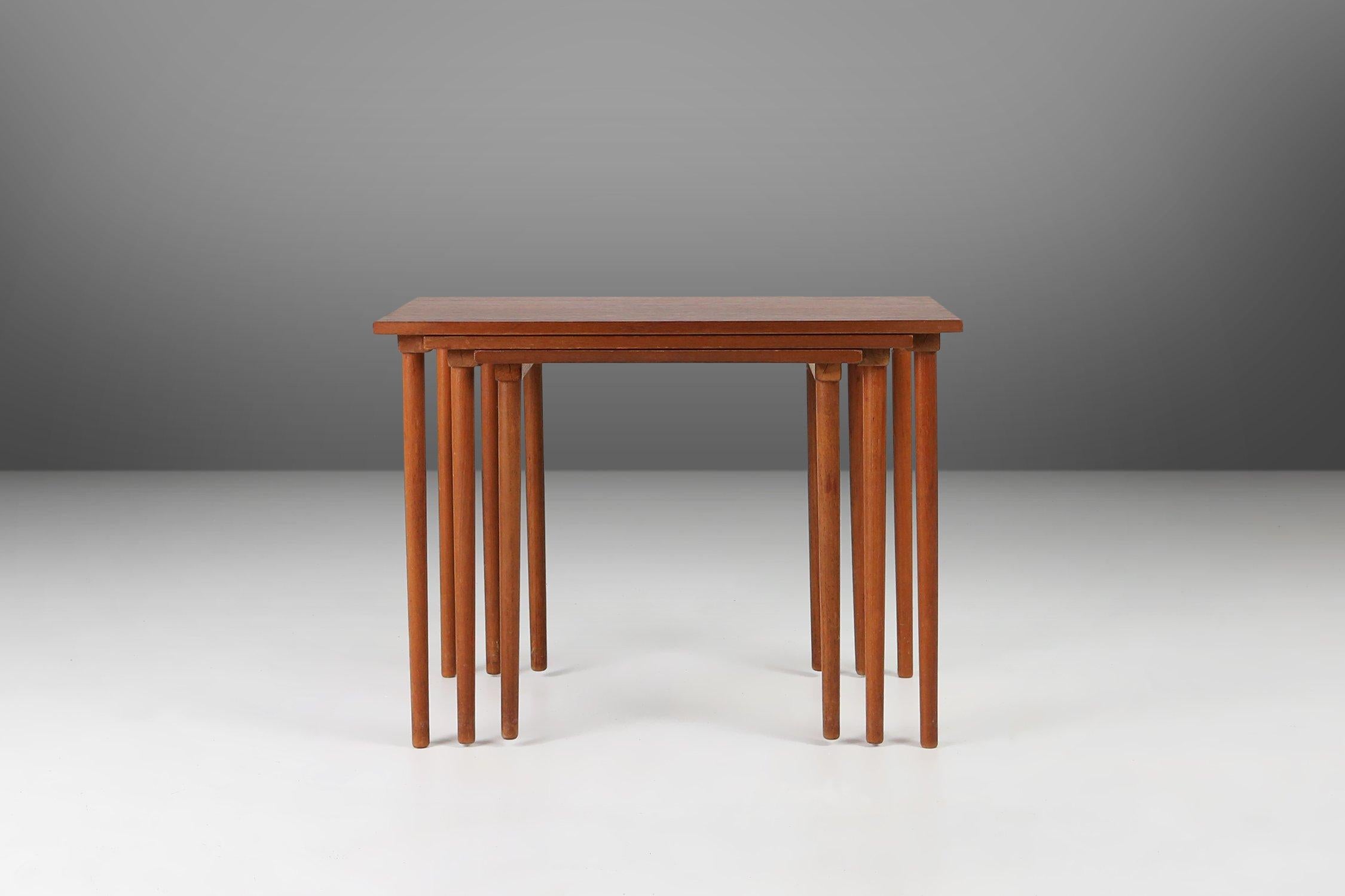 Un set di 3 tavolini da nido dal design scandinavo in legno di teak, provenienti dalla Danimarca. Questo set è un perfetto esempio di design scandinavo degli anni '60. 
Questi tavoli vintage sono realizzati in legno di teak di alta qualità e