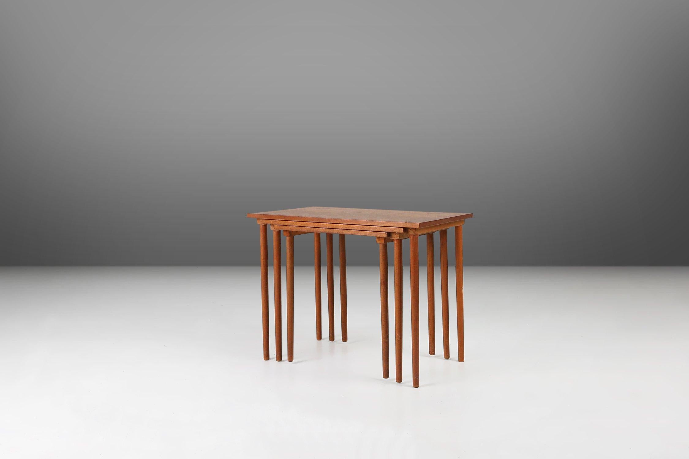 Mid-Century moderno Tavolini da salotto scandinavi in legno di teak, set di 3 Wood, anni '60 in vendita