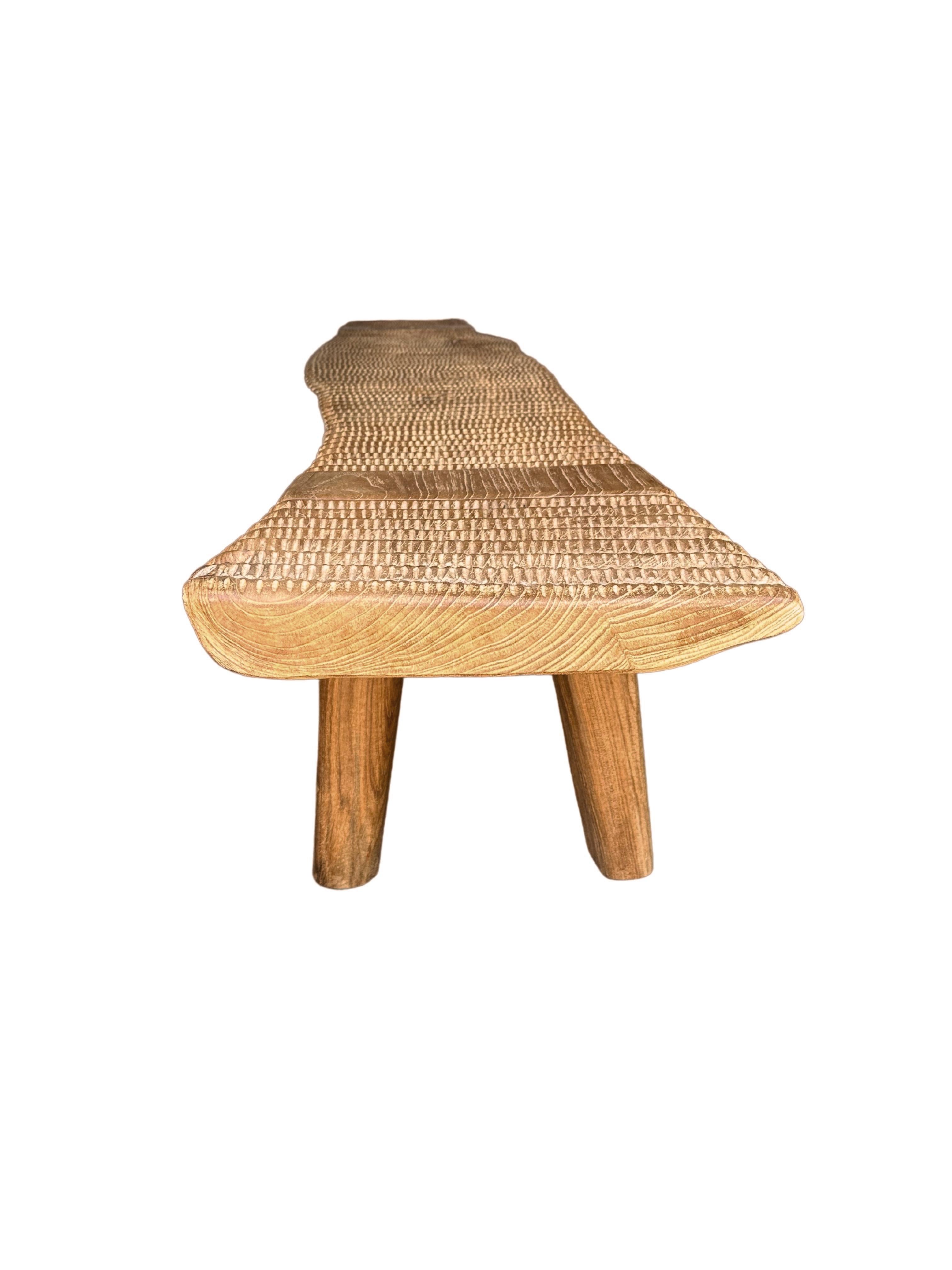 Banco Largo Escultórico de Madera de Teca, Detalles Tallados, Orgánico Moderno Siglo XXI y contemporáneo en venta