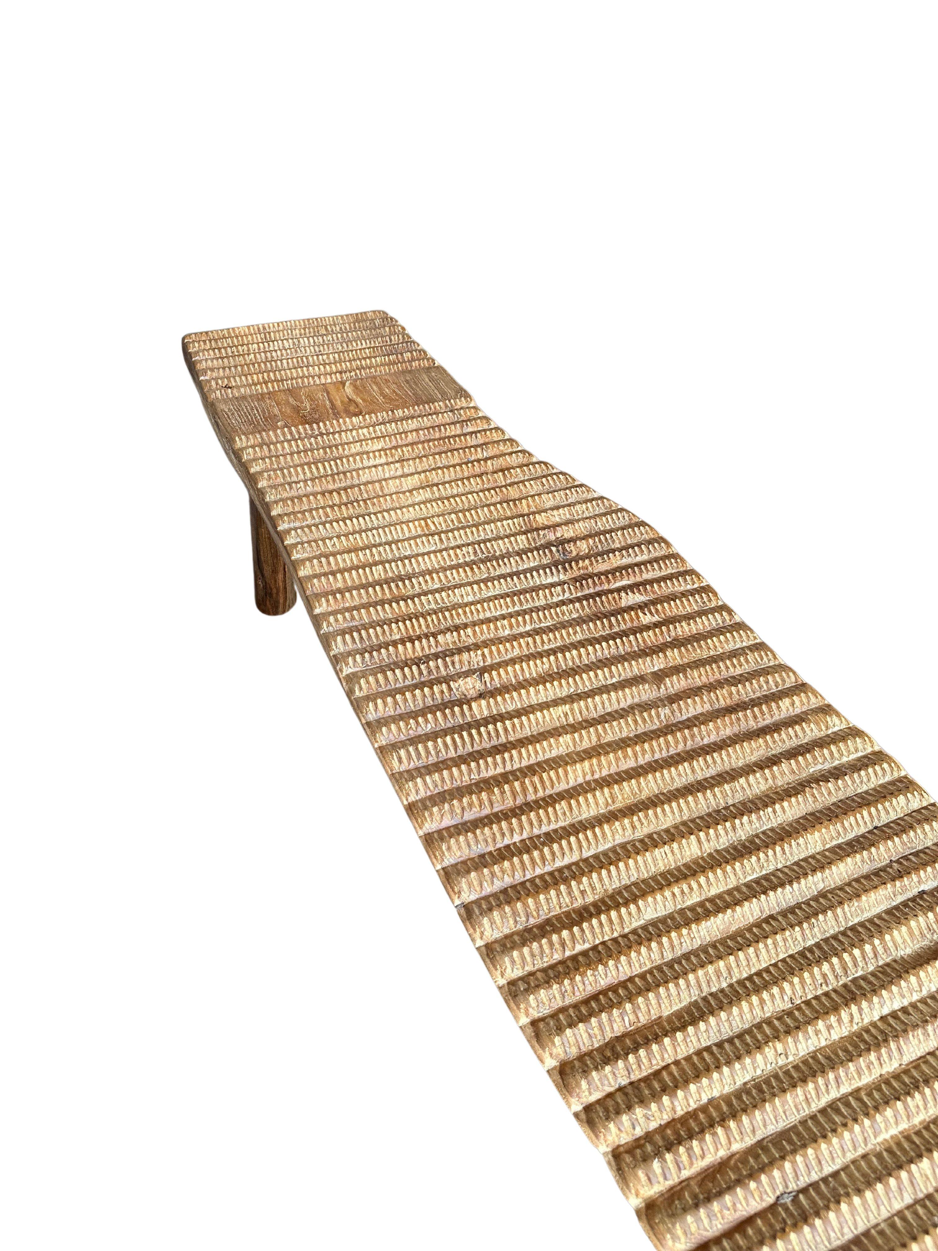 Banco Largo Escultórico de Madera de Teca, Detalles Tallados, Orgánico Moderno en venta 2