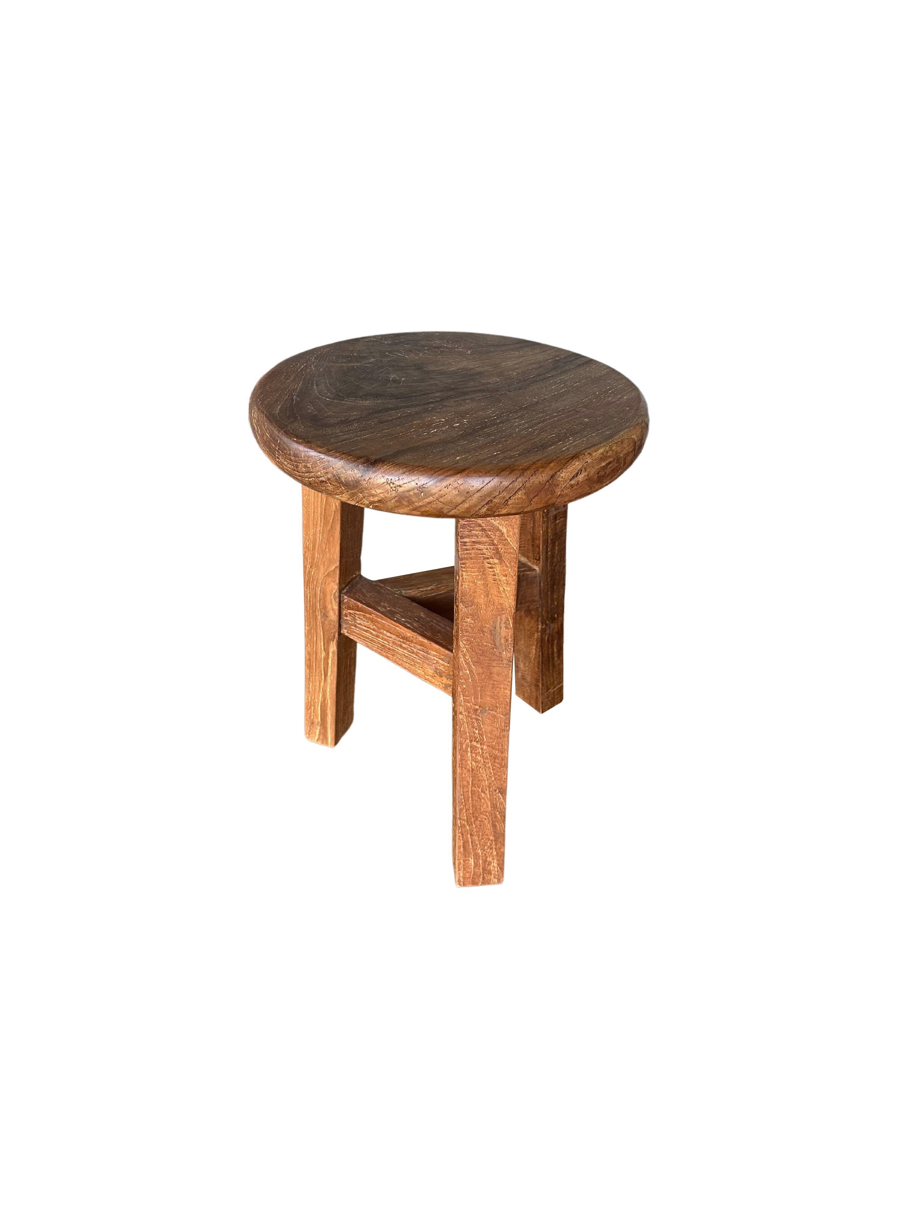 Un taburete de madera de teca maravillosamente orgánico, fabricado con madera de teca. El contraste de líneas curvas y rectas con Sus texturas y matices de madera dan lugar a un taburete muy elegante. 