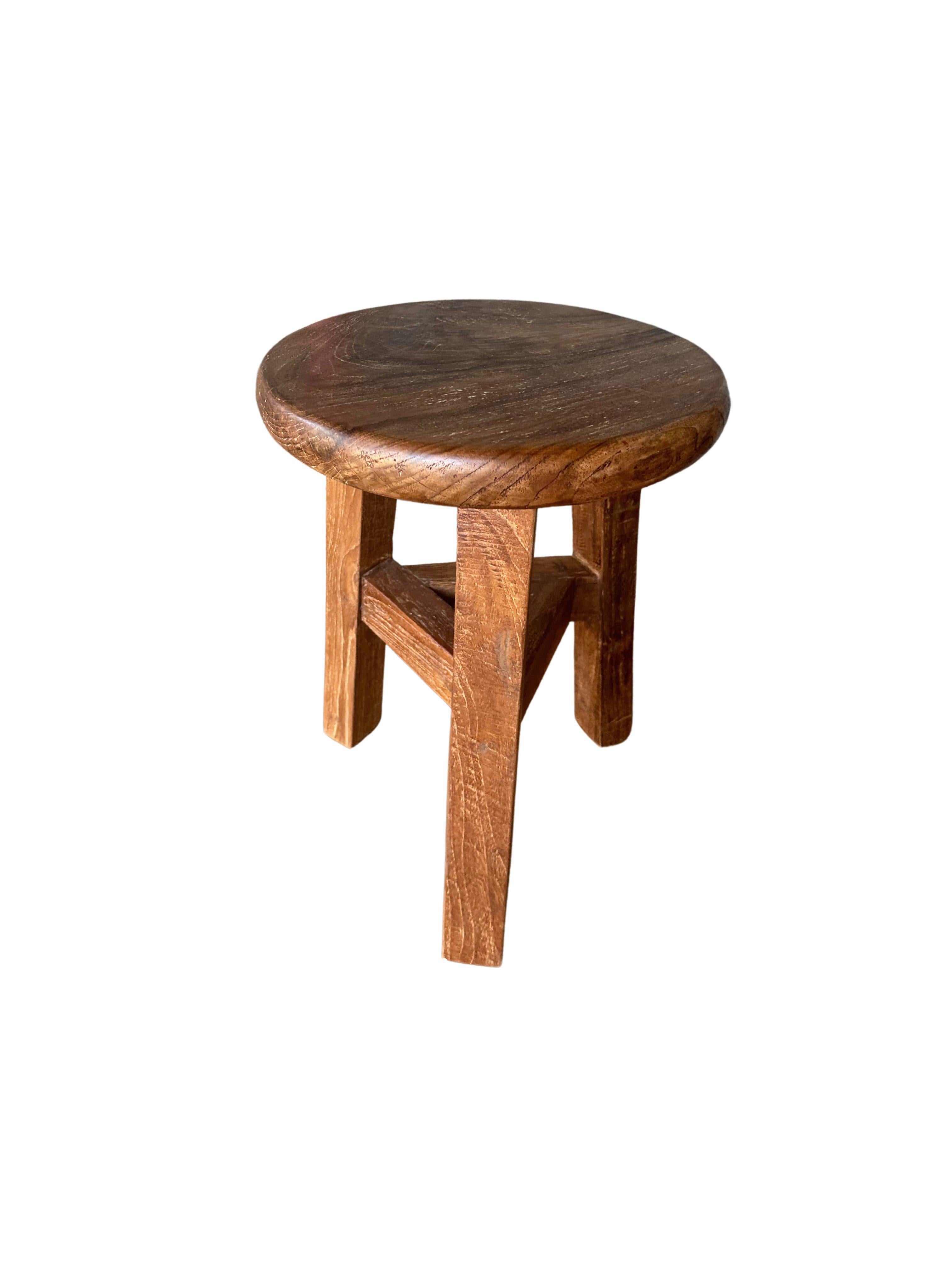 Taburete de Madera de Teca Texturas Elegantes, Orgánico Moderno Indonesio en venta