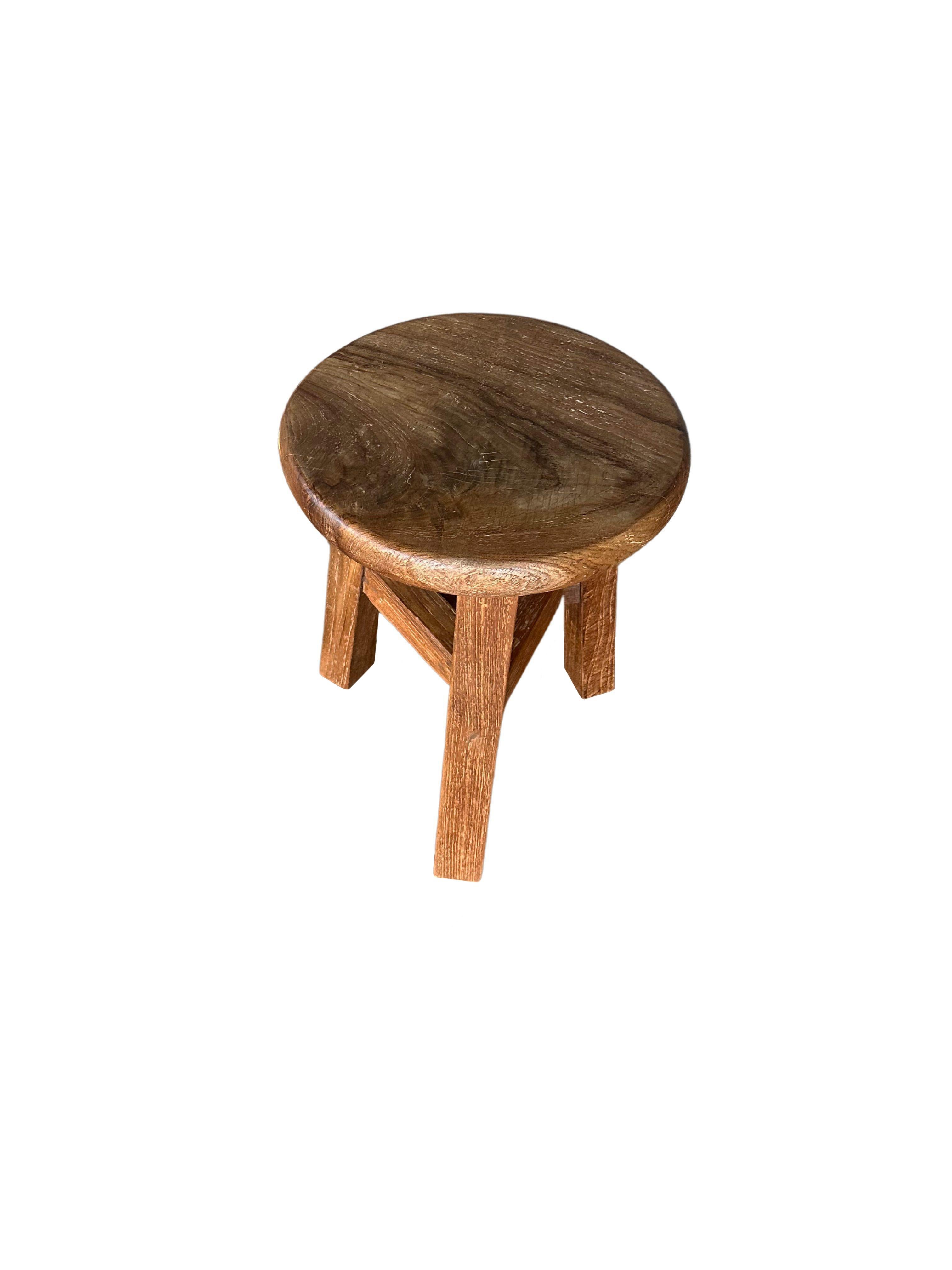 Taburete de Madera de Teca Texturas Elegantes, Orgánico Moderno Tallado a mano en venta