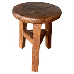 Tabouret en bois de teck aux textures élégantes, organique moderne