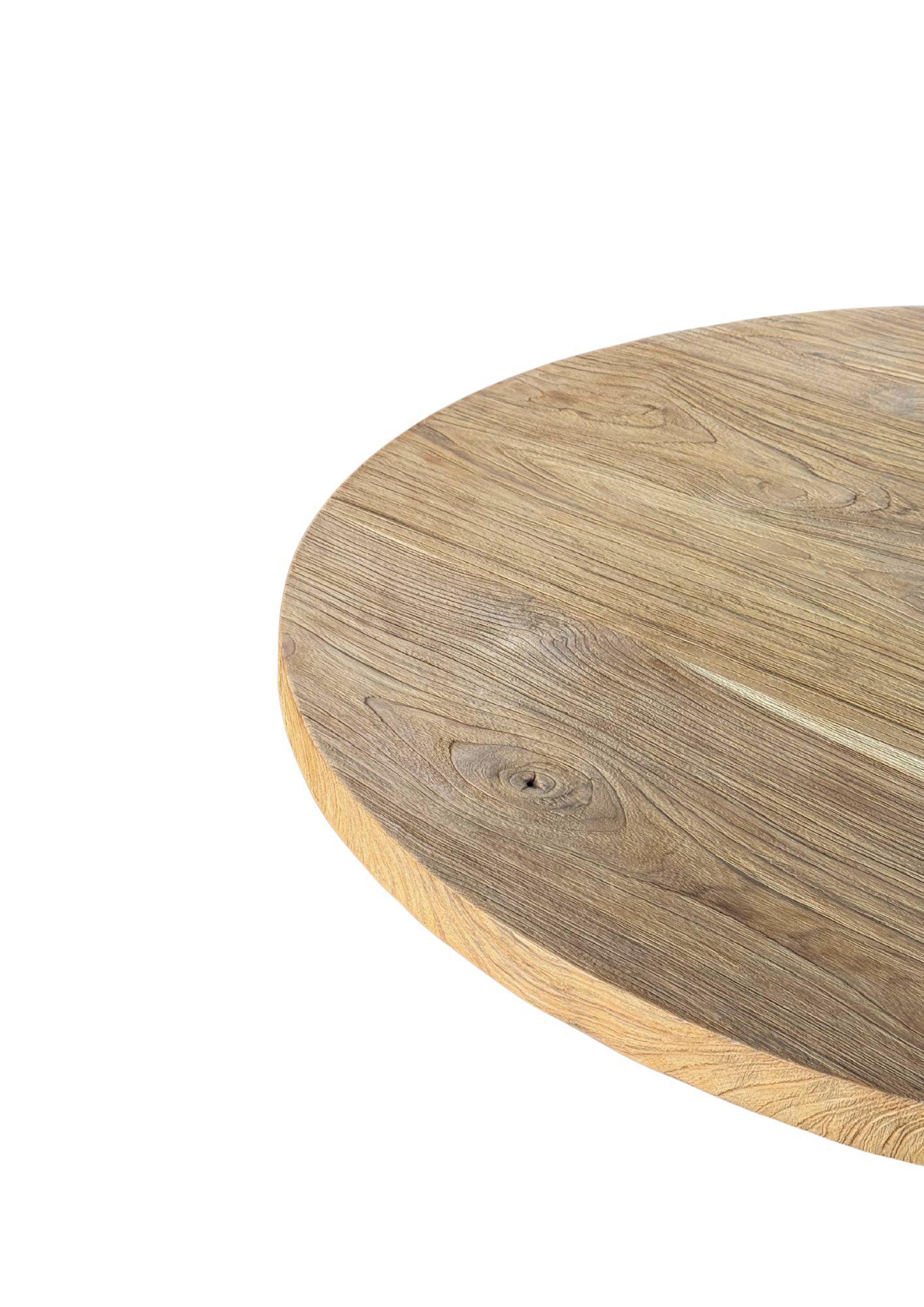 Fabricada con madera de teca recuperada, esta mesa redonda celebra la belleza natural y el carácter de los materiales de origen sostenible. Cada pieza presenta asombrosos patrones de vetas de madera y ricas texturas orgánicas que hacen que cada mesa