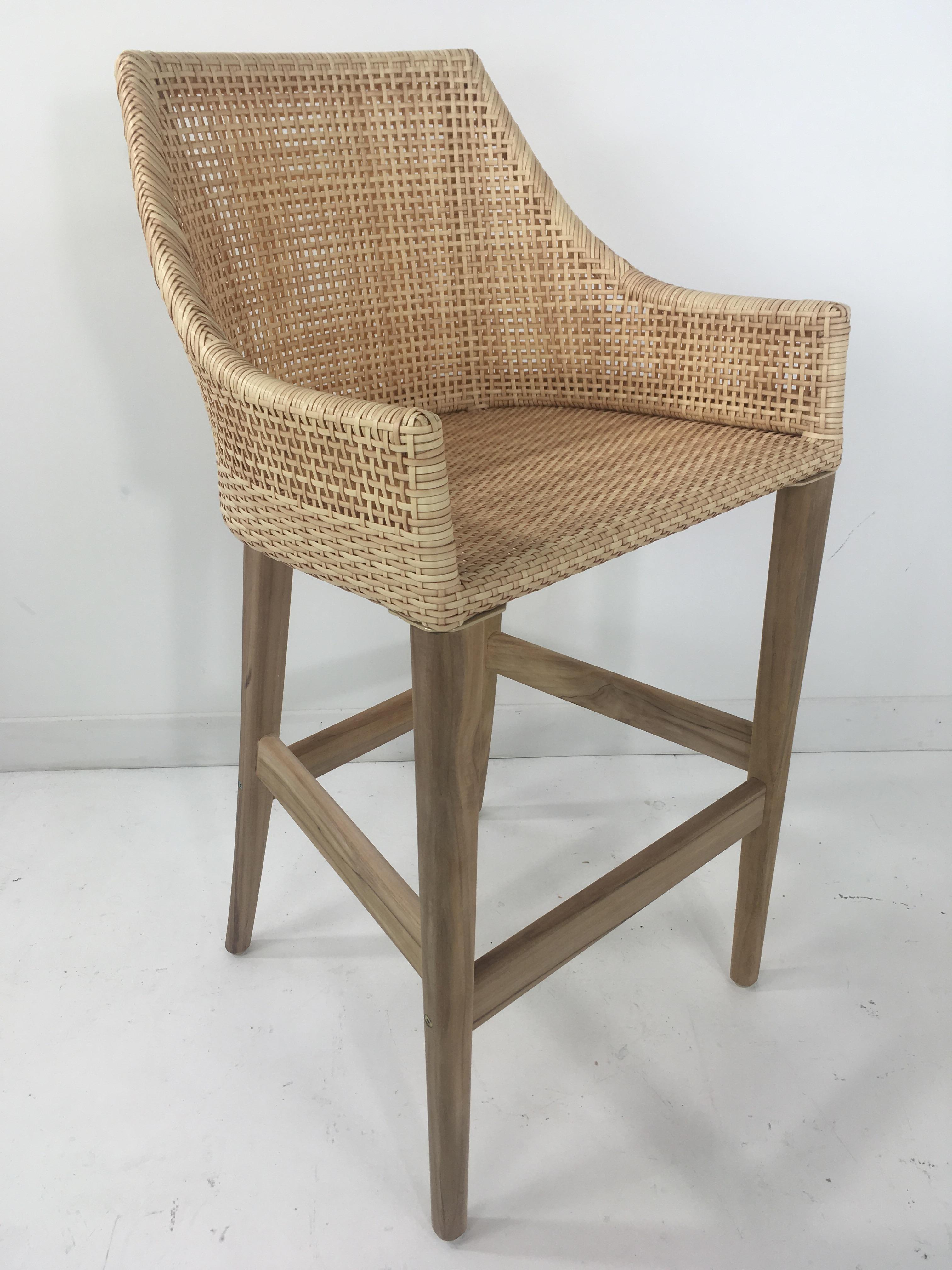 Sgabello da bar per esterni in legno di teak e resina intrecciata effetto rattan in vendita 3