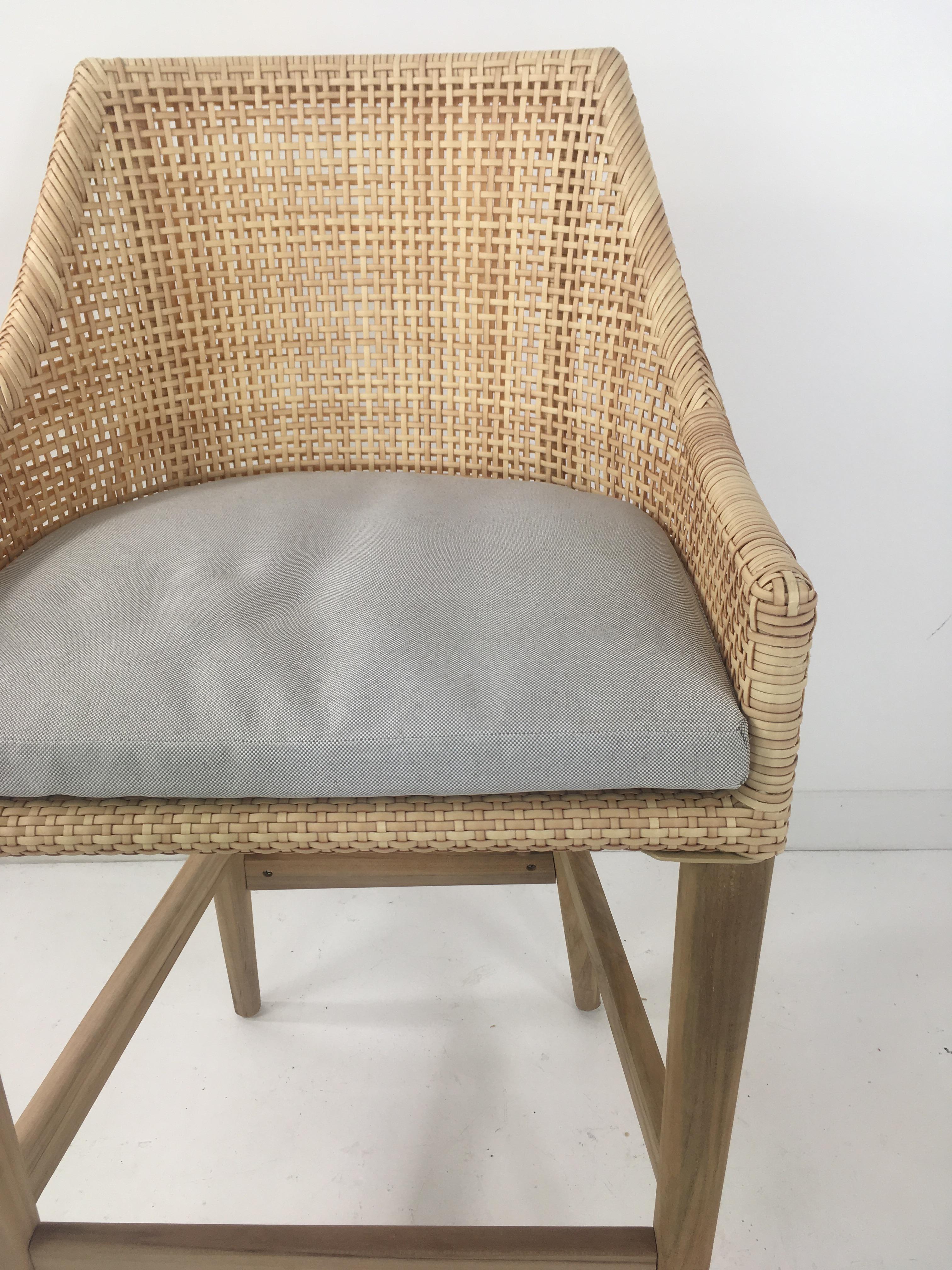 Sgabello da bar per esterni in legno di teak e resina intrecciata effetto rattan in vendita 12