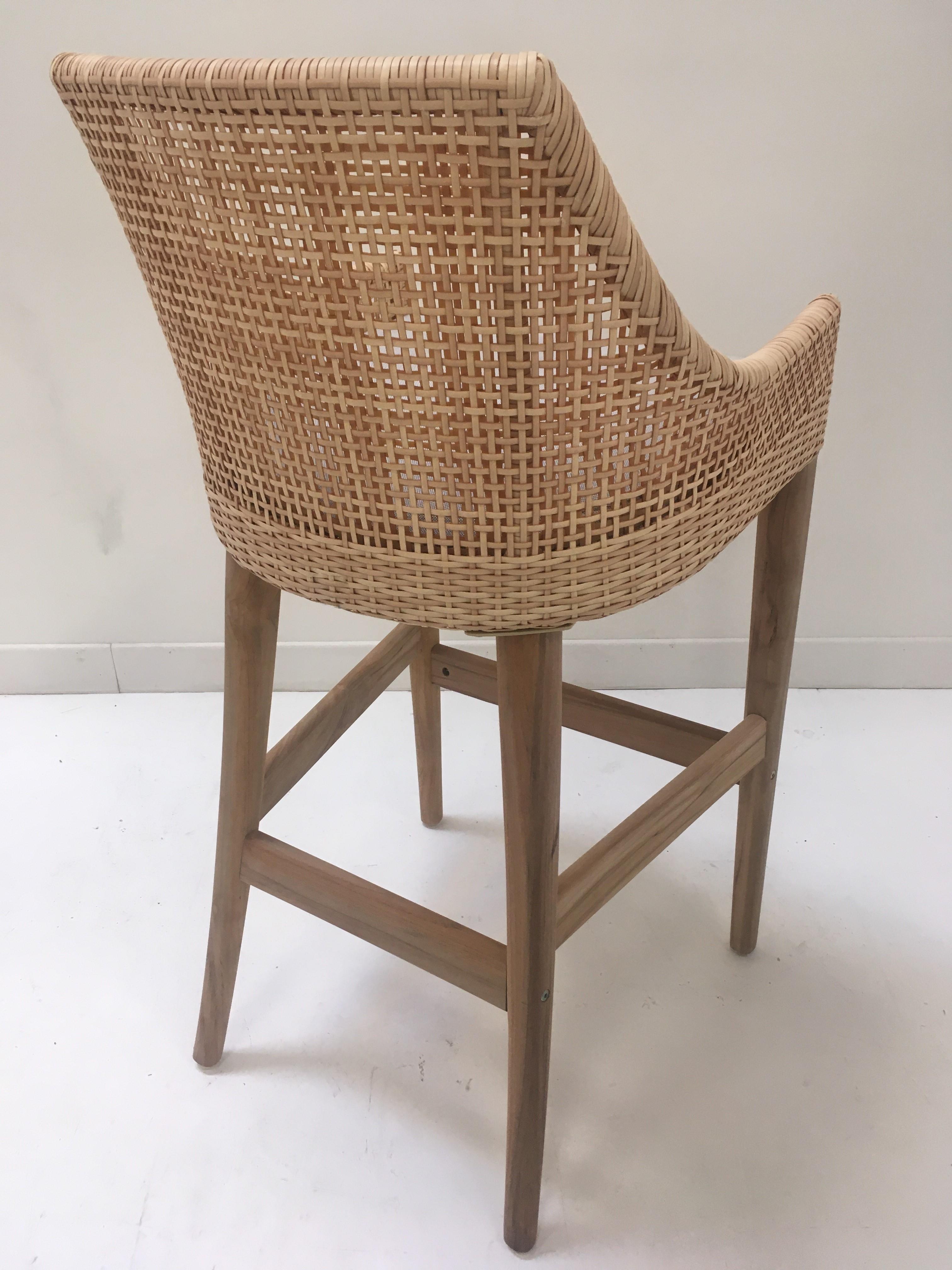 Elegant outdoor bar stool with a structure in teak combining quality, robustness and class. Comfortable and ergonomic, aerial and poetic. The armrests height is 84cm and the seat height is 71cm. In excellent condition (new items, never used).