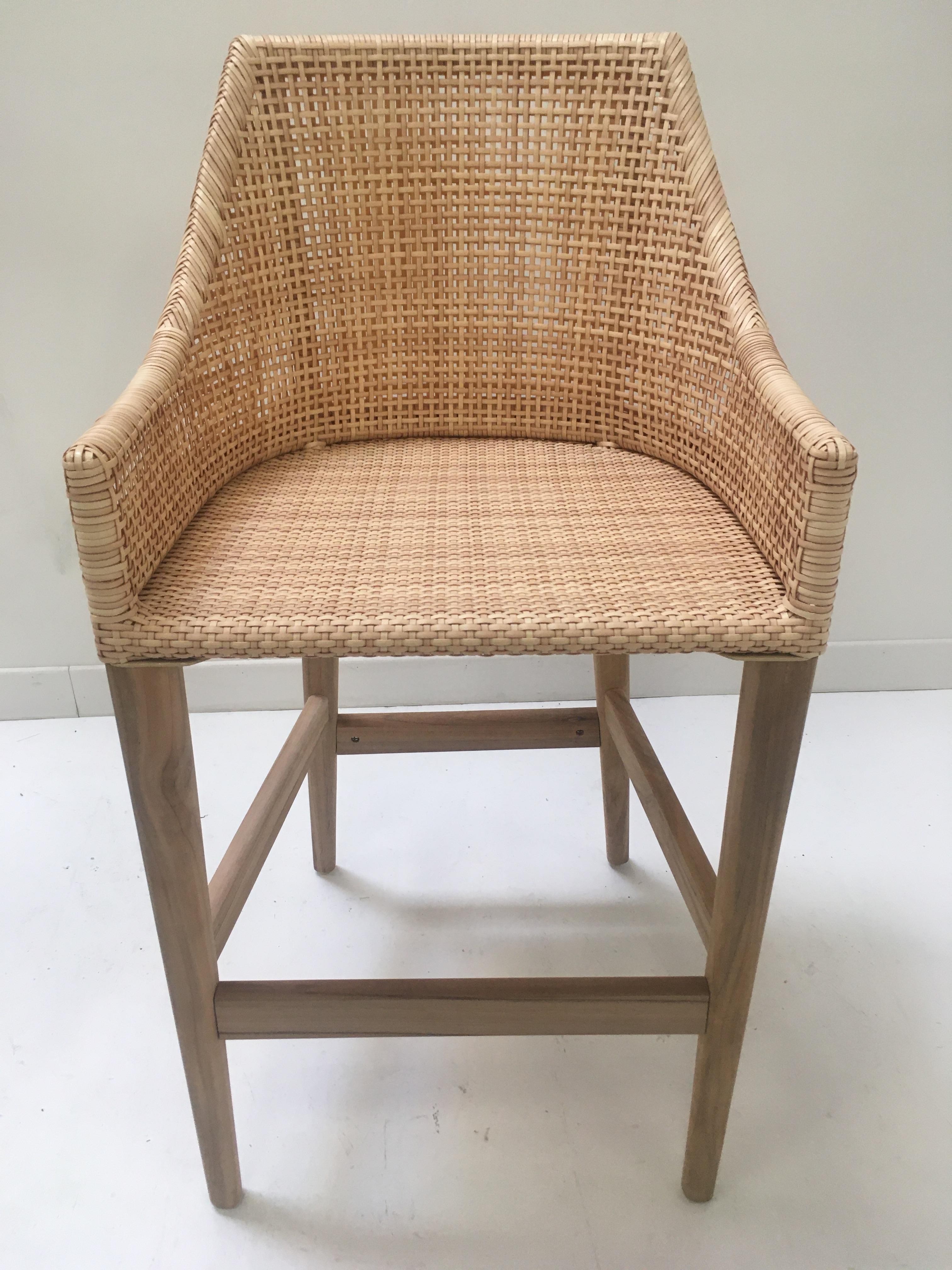 Francese Sgabello da bar per esterni in legno di teak e resina intrecciata effetto rattan in vendita