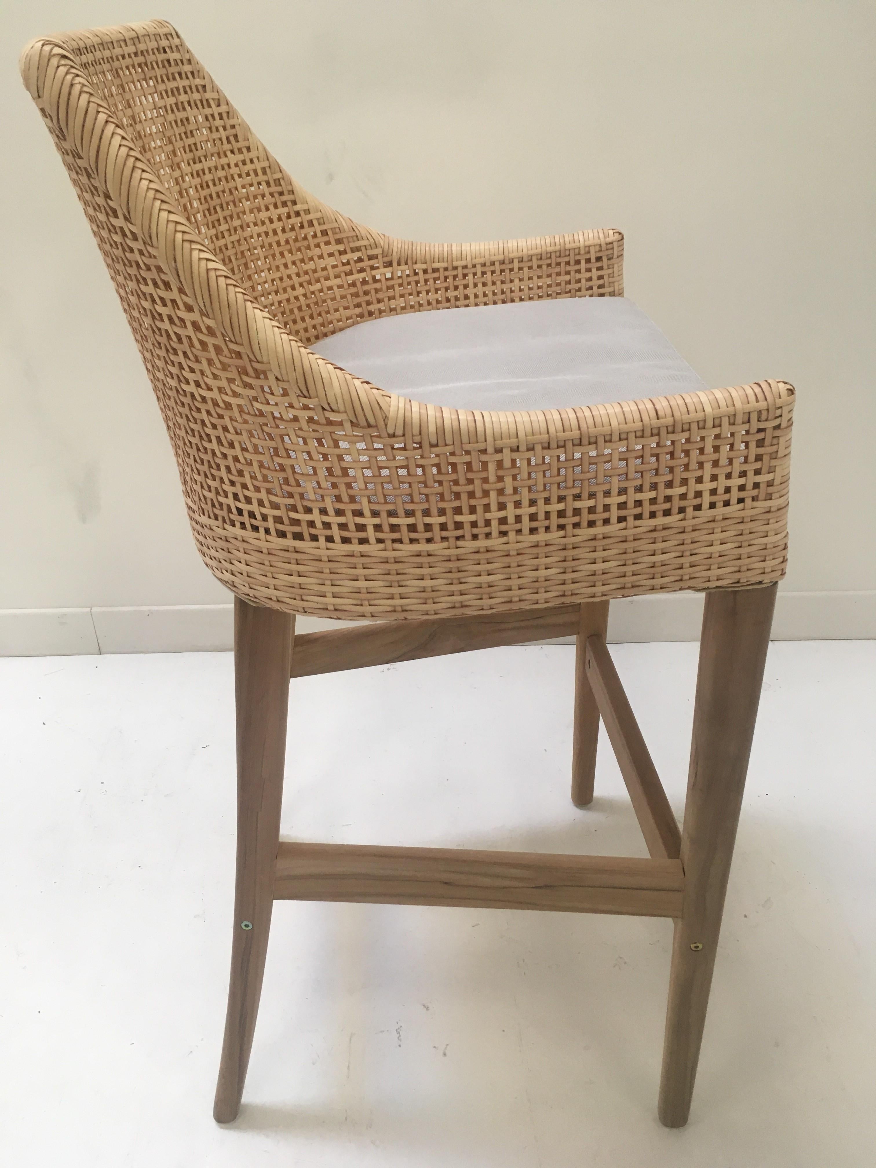 Sgabello da bar per esterni in legno di teak e resina intrecciata effetto rattan in vendita 1