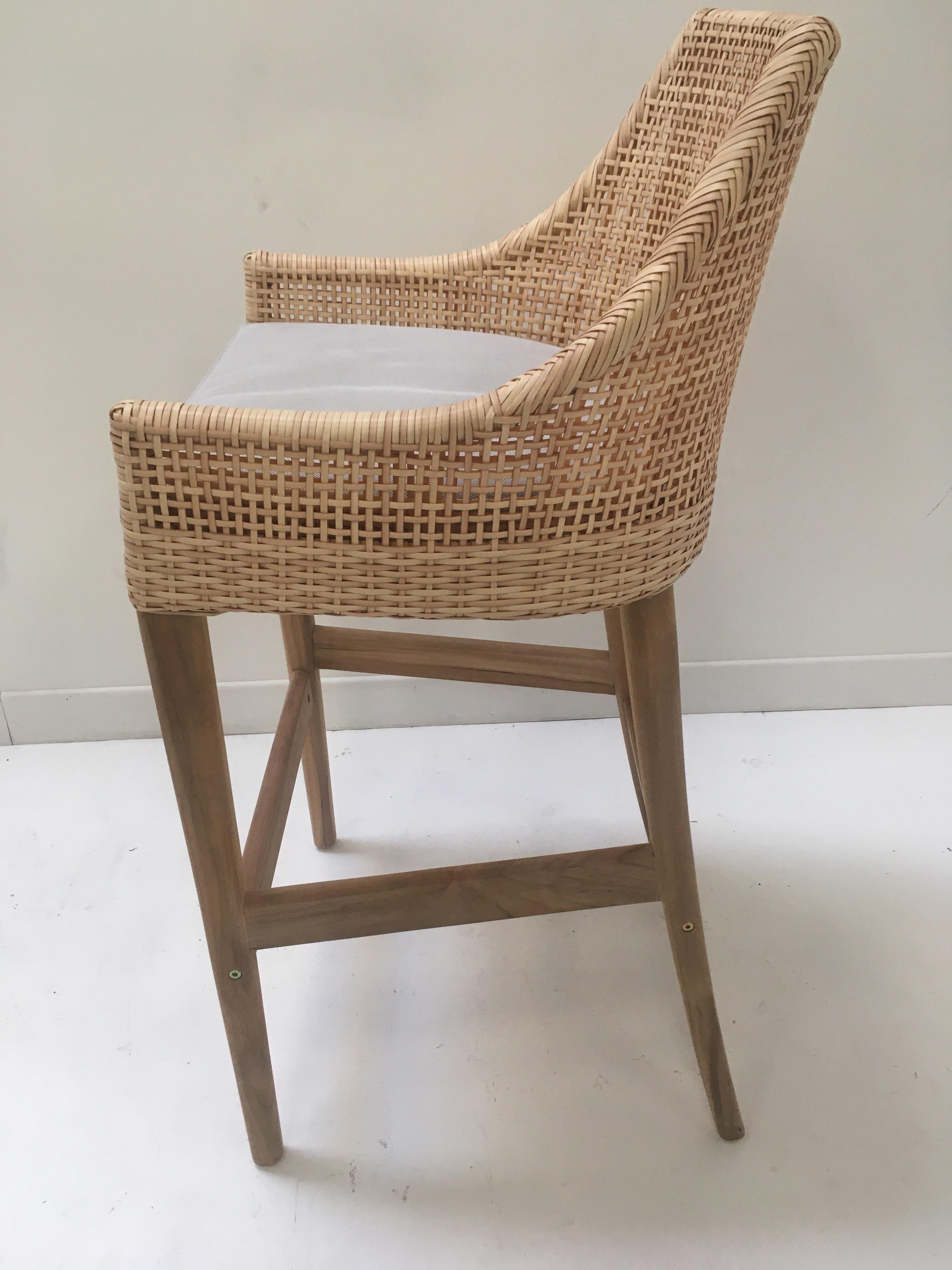 Sgabello da bar per esterni in legno di teak e resina intrecciata effetto rattan in vendita 2