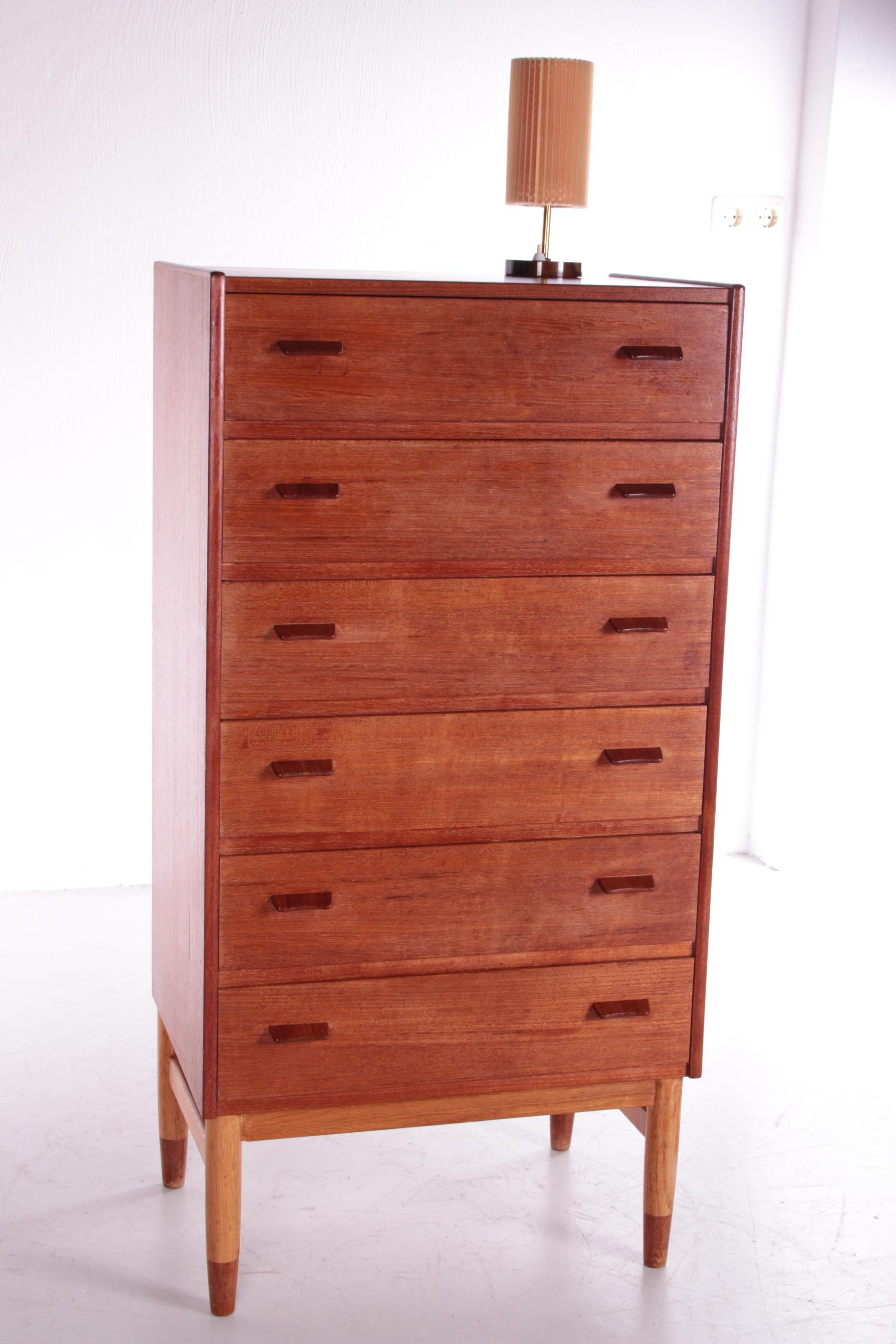 Very nice top quality chest of drawers made of teak wood with six spacious drawers.

This chest of drawers is a design by Poul Volther and it was made by Munch Mobler in Denmark.

This Danish chest of drawers comes from the early sixties.