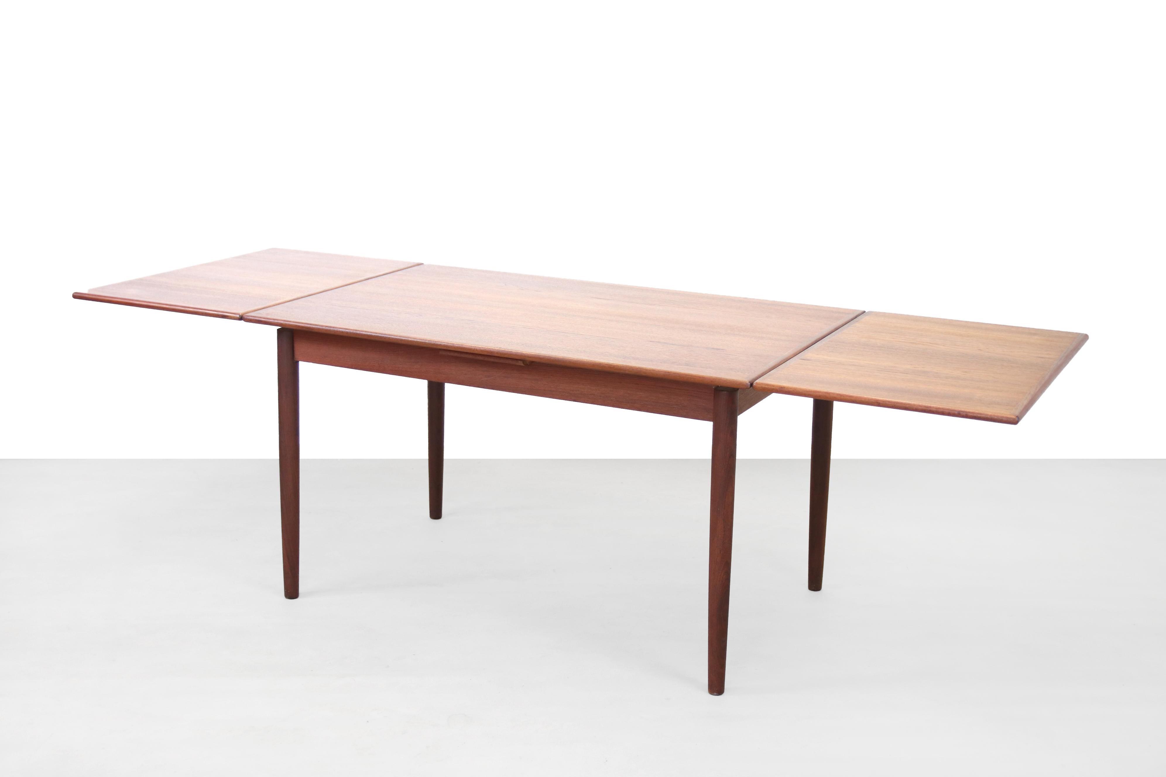 Teak Wooden Dining Table Danish Design In Good Condition In Amsterdam, Noord Holland