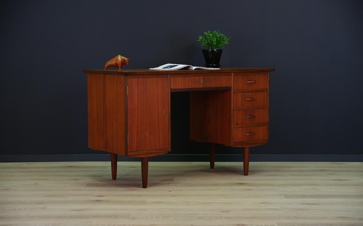 Minimalist desk of the 1960s-1970s. Shape with teak veneer. Desk with original teak handles and legs. Practical drawers in front. Preserved in good condition (small dings and scratches), directly for use.

Dimensions: Height 75 cm, tabletop 124.5