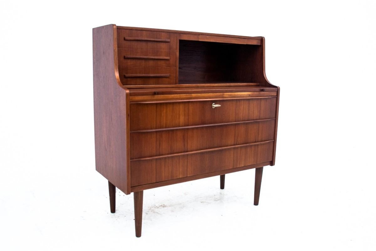 Scrivania in teak, design danese,

In ottime condizioni, dopo una ristrutturazione professionale.

Wood: Teak

Dimensioni: Altezza 95 cm, larghezza 89 cm, profondità 42 cm.