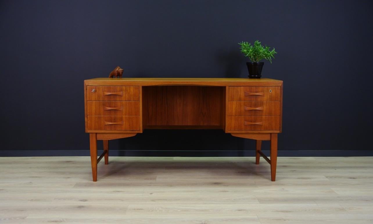 Stylish desk from the 1960s-1970s, minimalistic Danish design, perfect in every detail. Surface is veneered with teak, handles and teak legs. In front six drawers, at the back bar. It has a key. Preserved in good condition (minor scratches and