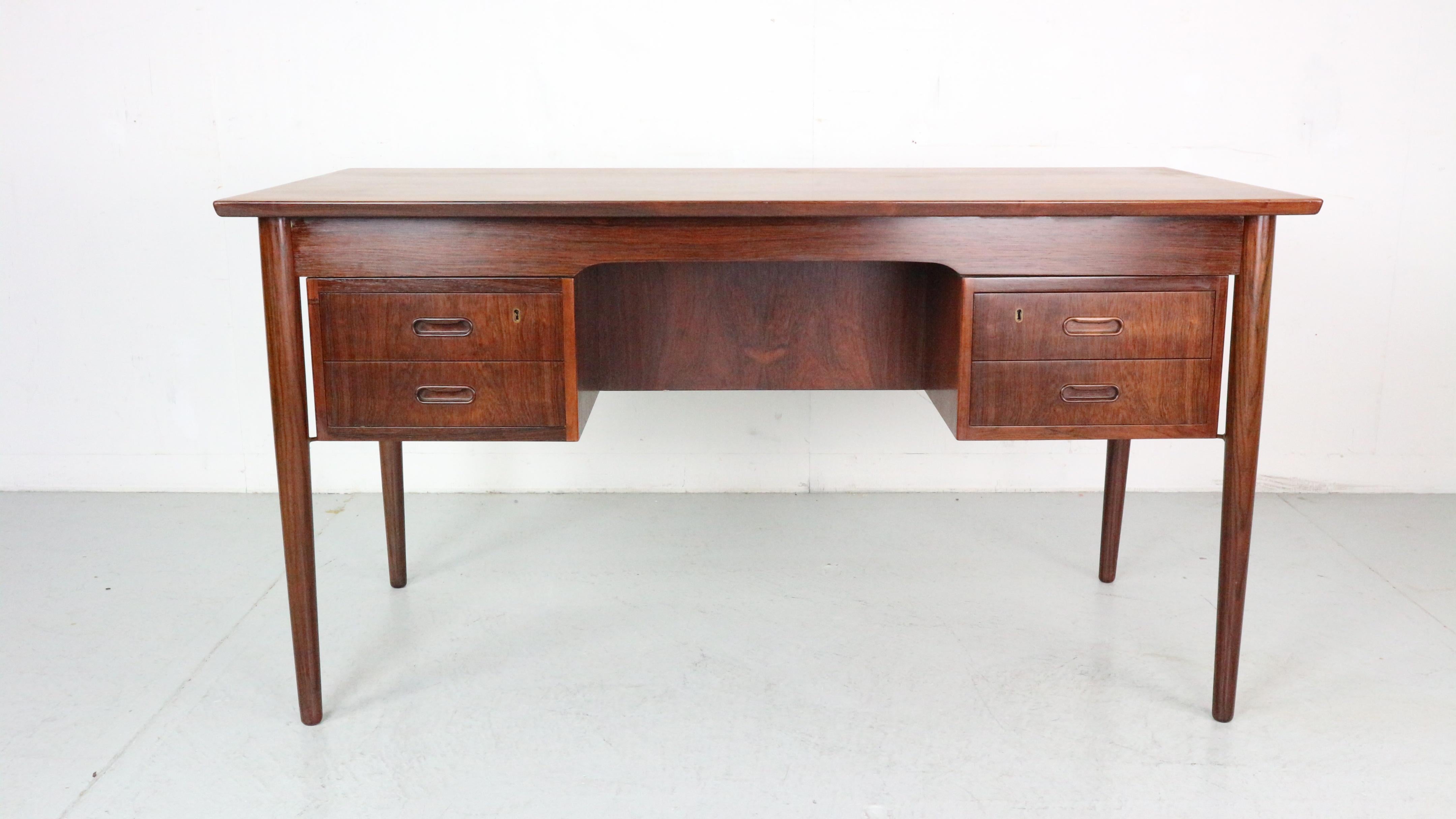 Midcentury Danish rosewood desk
A good quality Danish Teak desk having four drawers to the front and open shelf to the back. Beautiful grain on the top and drawers on original key supplied.

No shipping outside of europe
