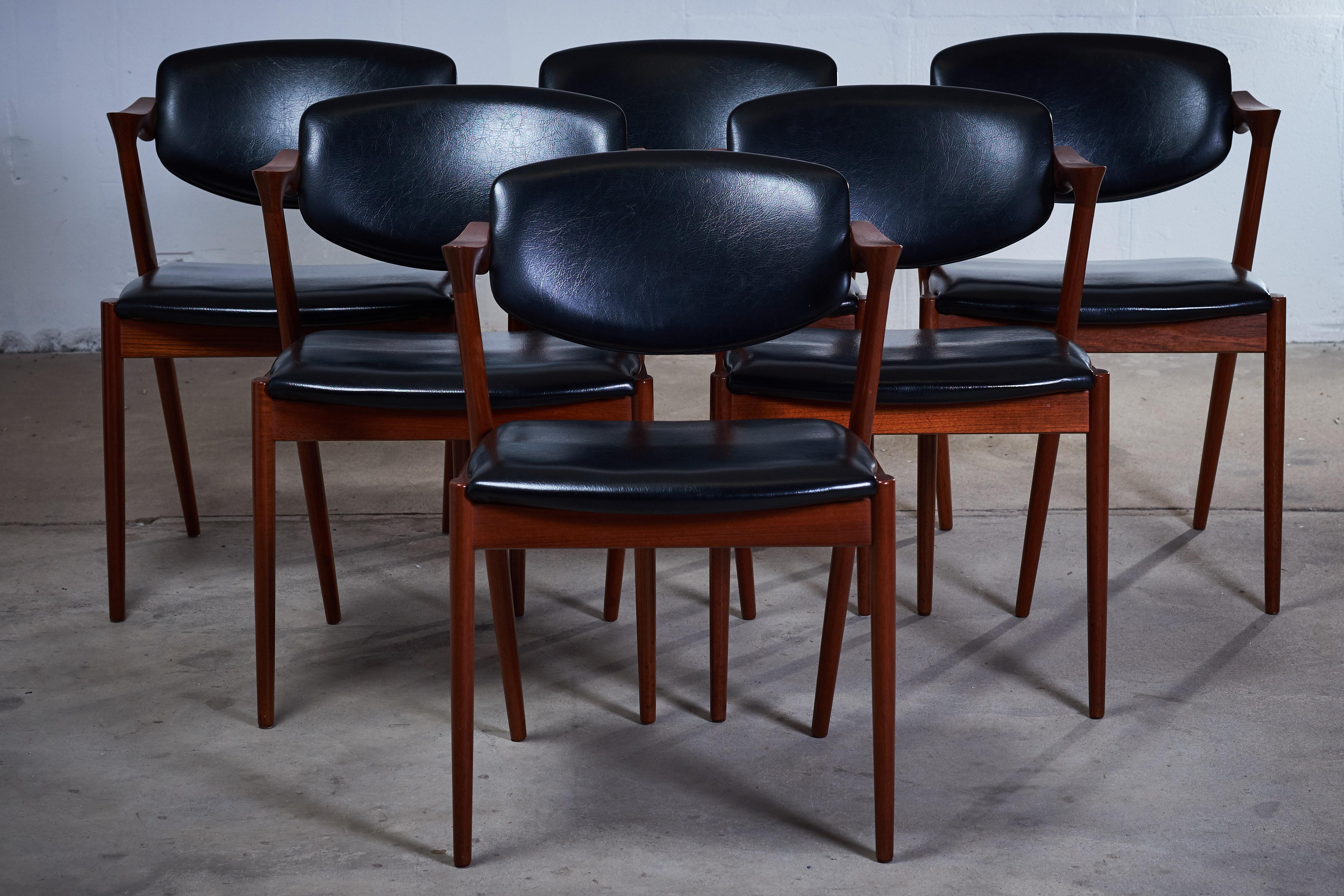 Six teak dining 'Z-chairs' #Model42 by Kai Kristiansen - Danish design.
The tilting backrest and small armrests provide supreme comfort and a stunning silhouette. This chair must be one of Kristiansen's most famous designs. The comfort in these