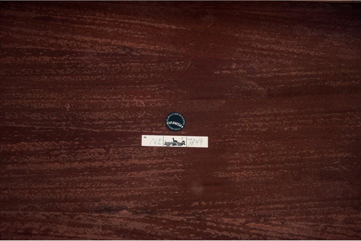 Couchtisch aus Teakholz, hergestellt in Dänemark von der Haslev Mobelfabrik in Dänemark in den 1960er Jahren.

Sehr guter Zustand, nach Renovierung.

Maße: Höhe: 50cm, Breite 58cm, Tiefe 36cm.

