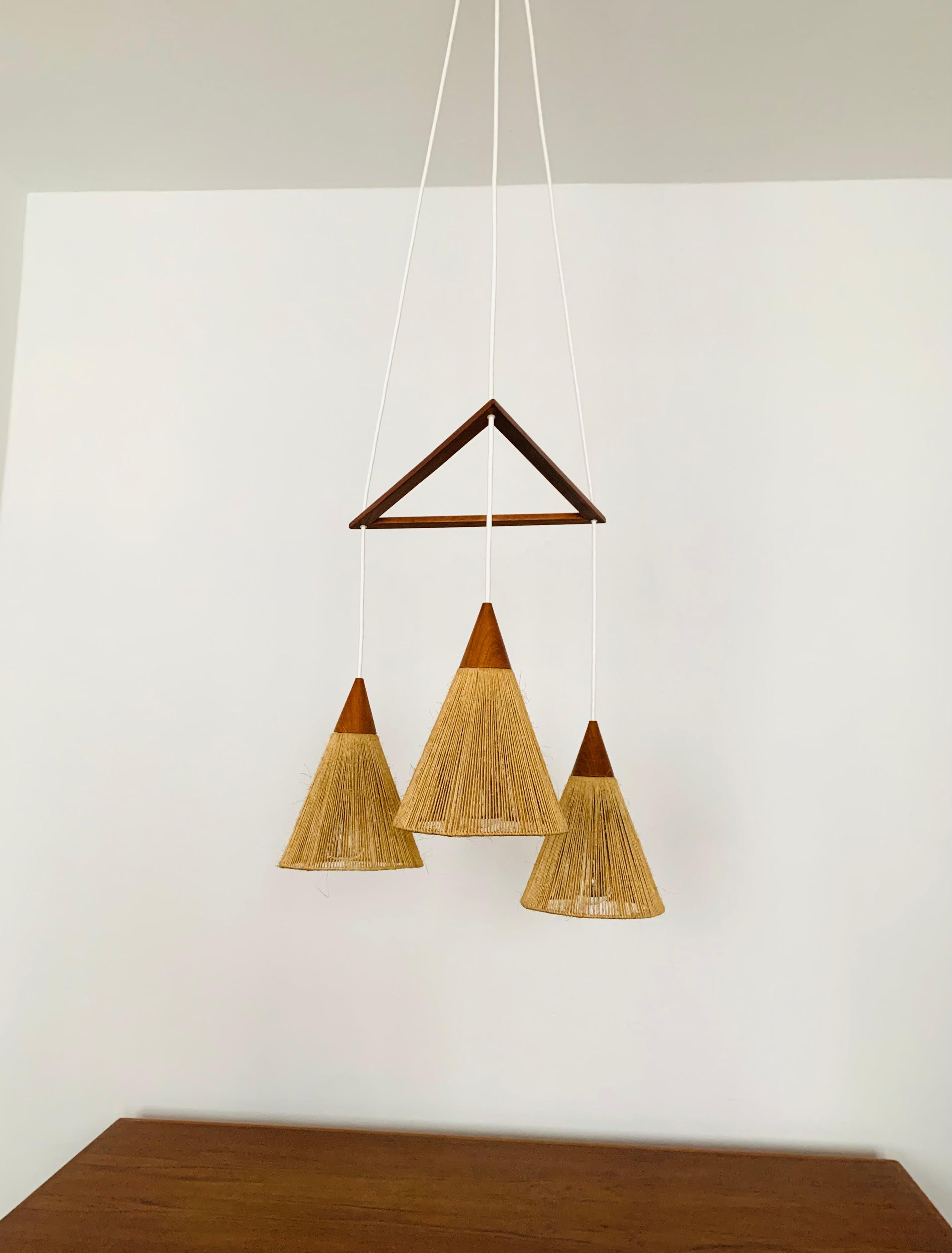 Bellissima lampada degli anni '60.
Un design fantastico e insolito con un look incredibilmente comodo.
Dettagli in teak molto belli e lavorazione di alta qualità.
Si crea uno spettacolare gioco di luci.

Condizioni:

Condizioni vintage molto buone
