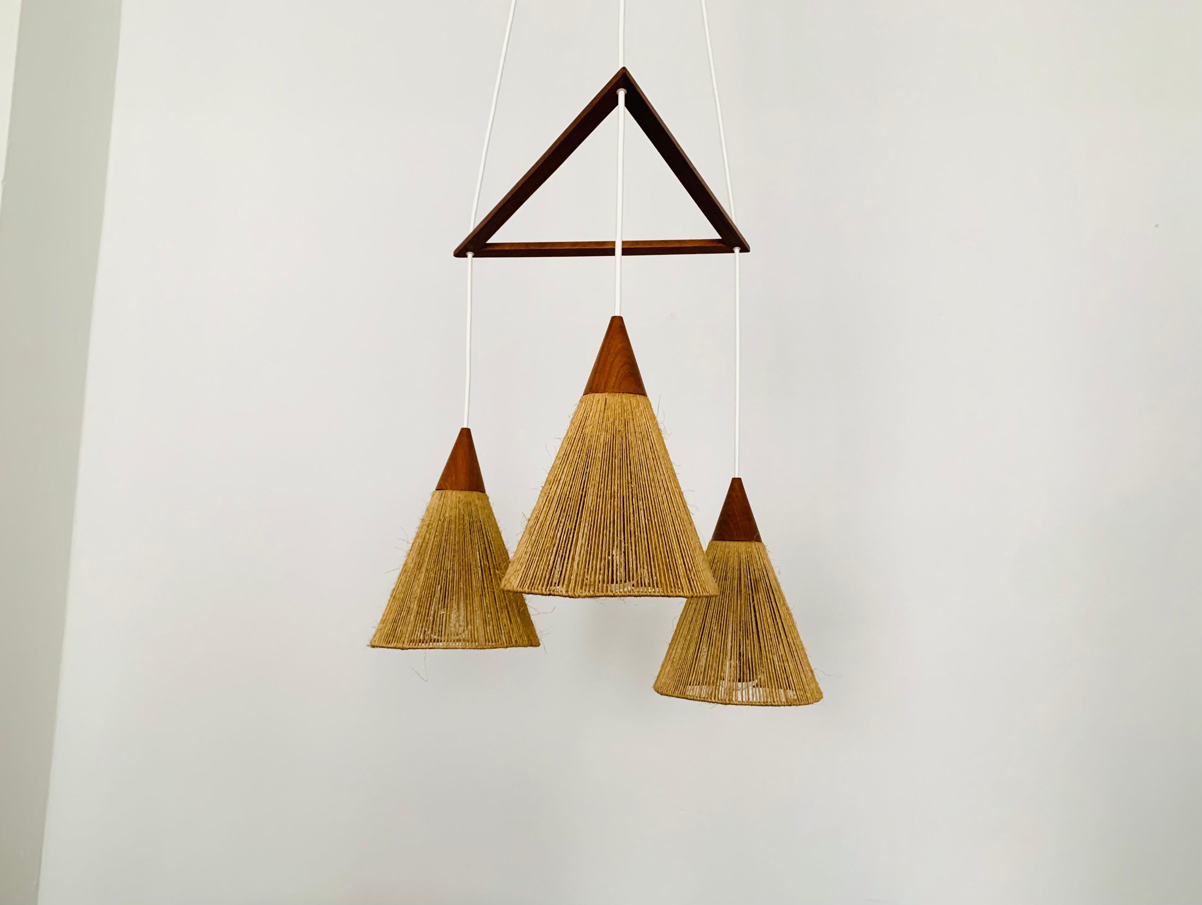 Scandinavo moderno Lampada a cascata in legno di teak e sisal di Temde in vendita