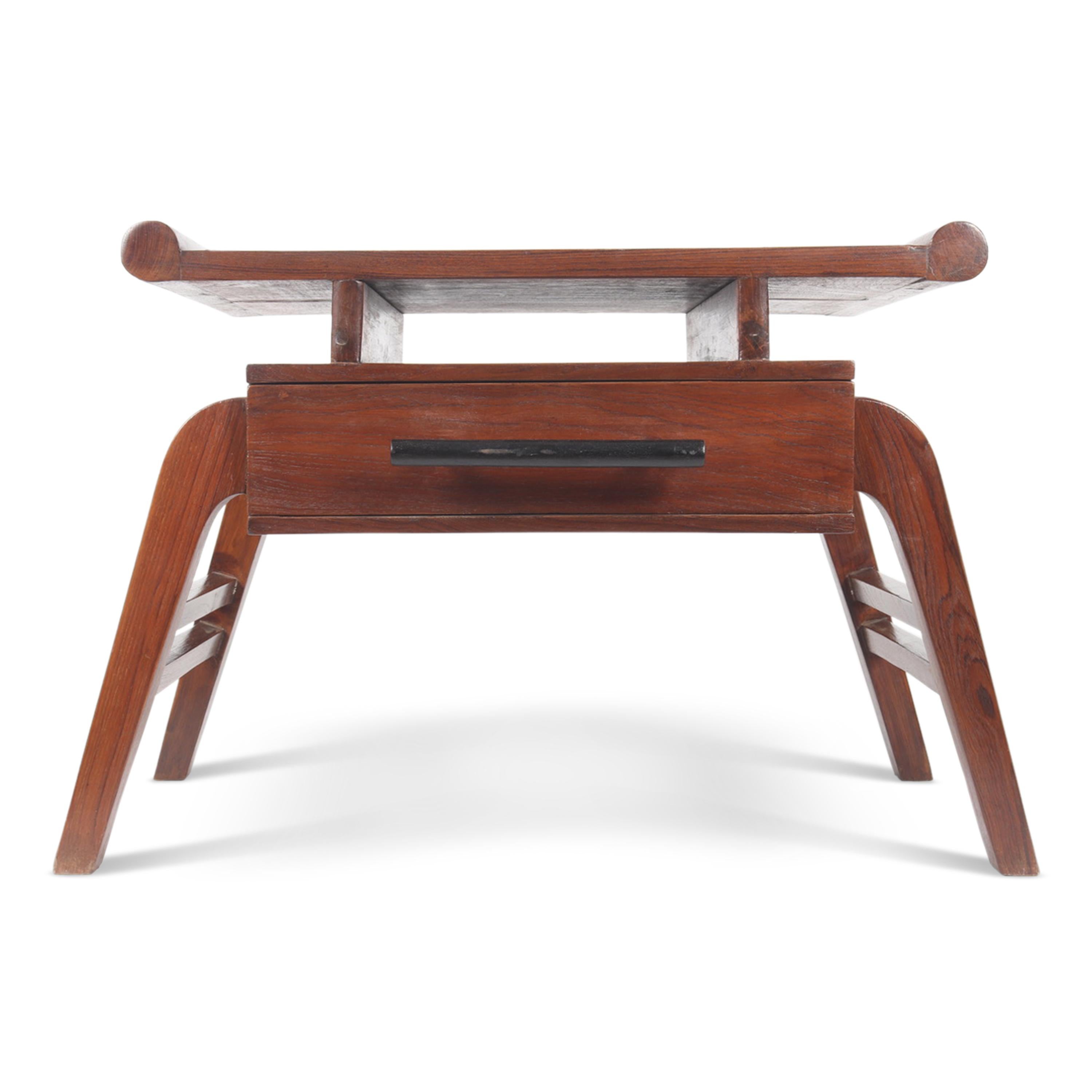 Ein ungewöhnlicher und exotischer Art-Déco-Tisch aus Indien. Der Griff aus ebonisiertem Holz sorgt für einen gewissen Kontrast und ergänzt die Gesamtästhetik des Tisches. 