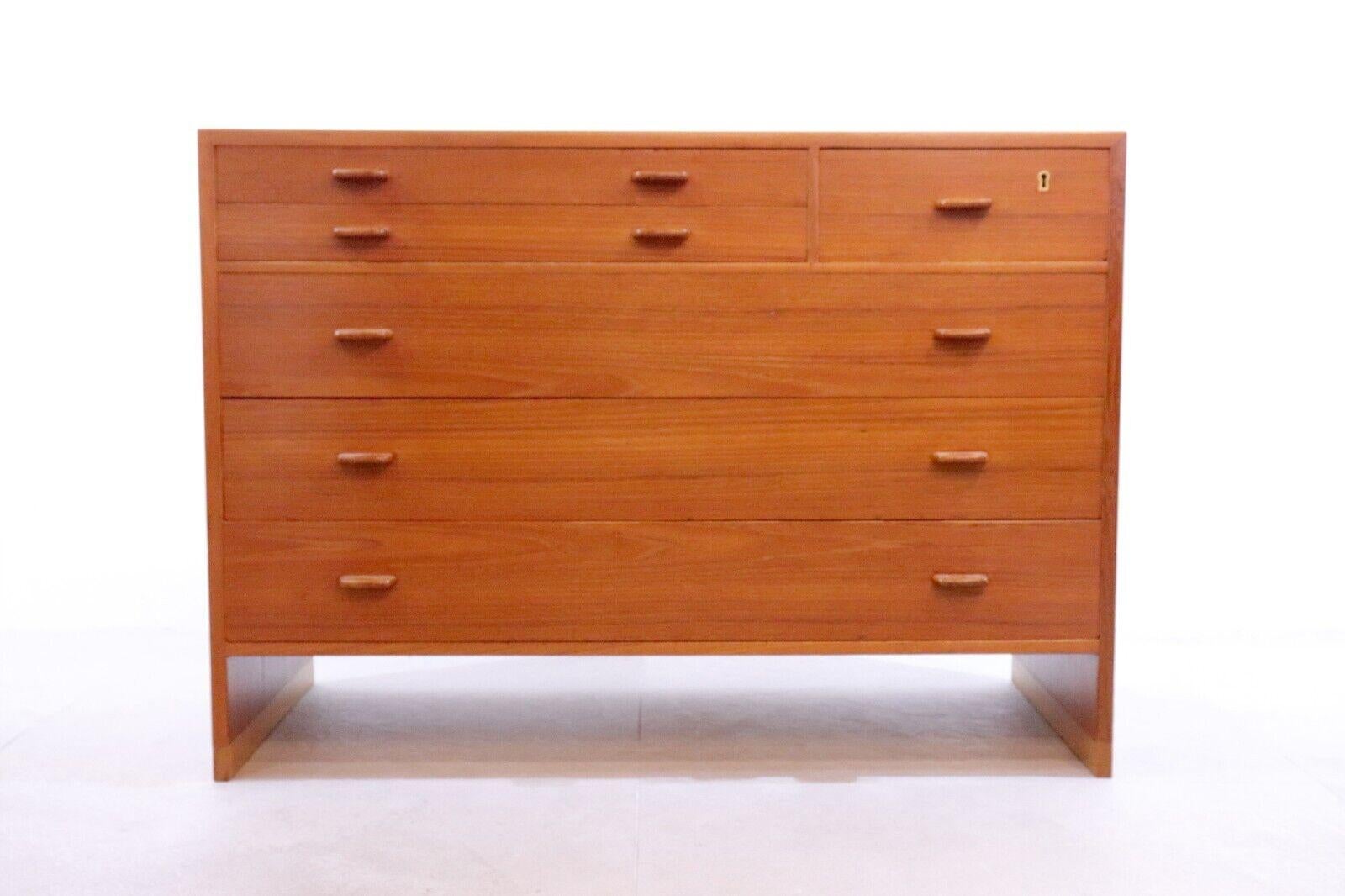 Teakholz-Kommode von Hans Wegner für Ry Møbler, 1955; ein einfaches, robustes und ästhetisches Design. Die warme Holzfarbe passt zu jedem Interieur und ist ideal für ein Schlafzimmer, ein Büro oder sogar einen Konsolentisch. Mit Stauraum für