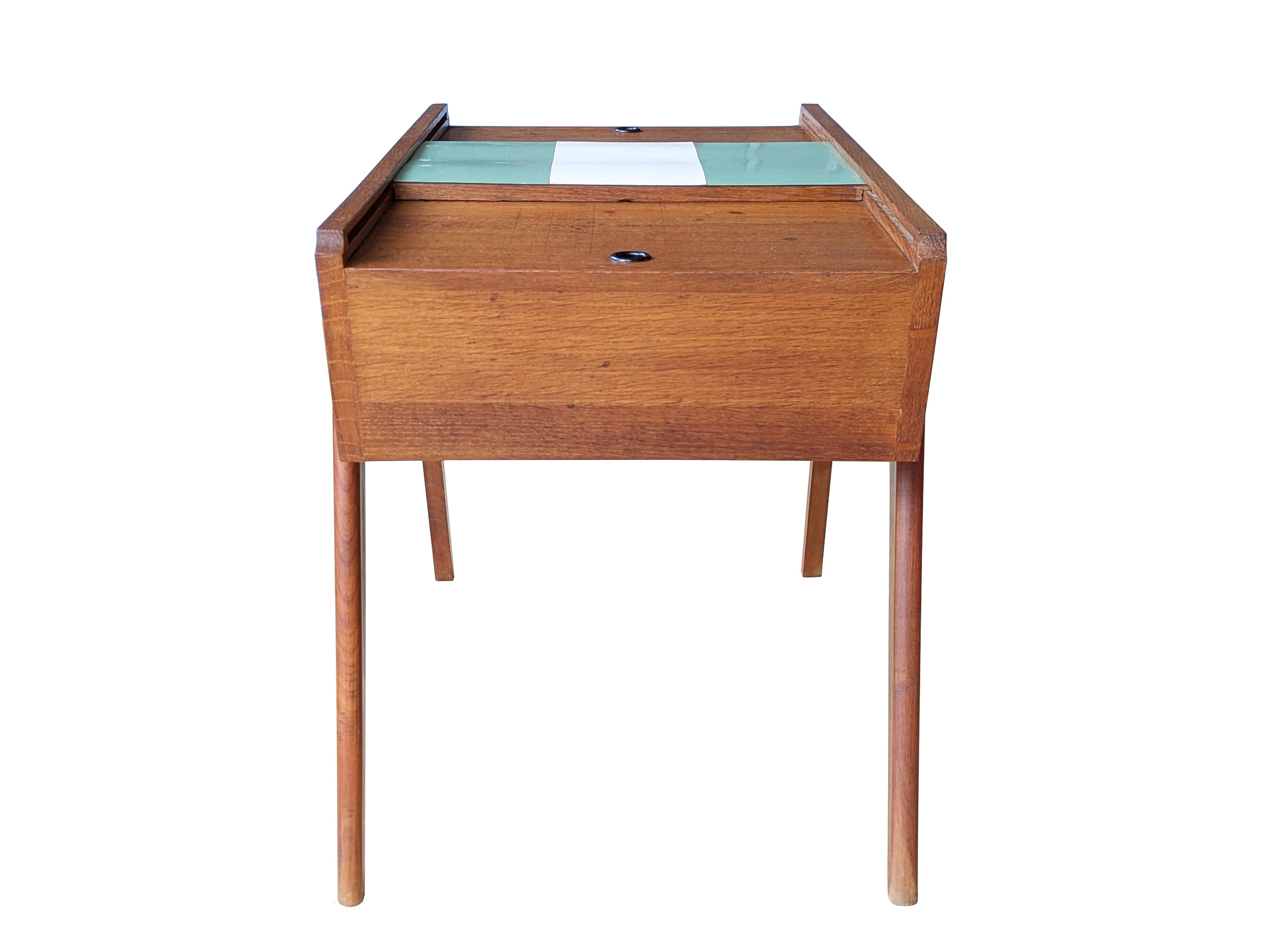 Contenant de table de travail/table basse moderne du milieu du siècle dernier en teck et stratifié plastique en vente 3