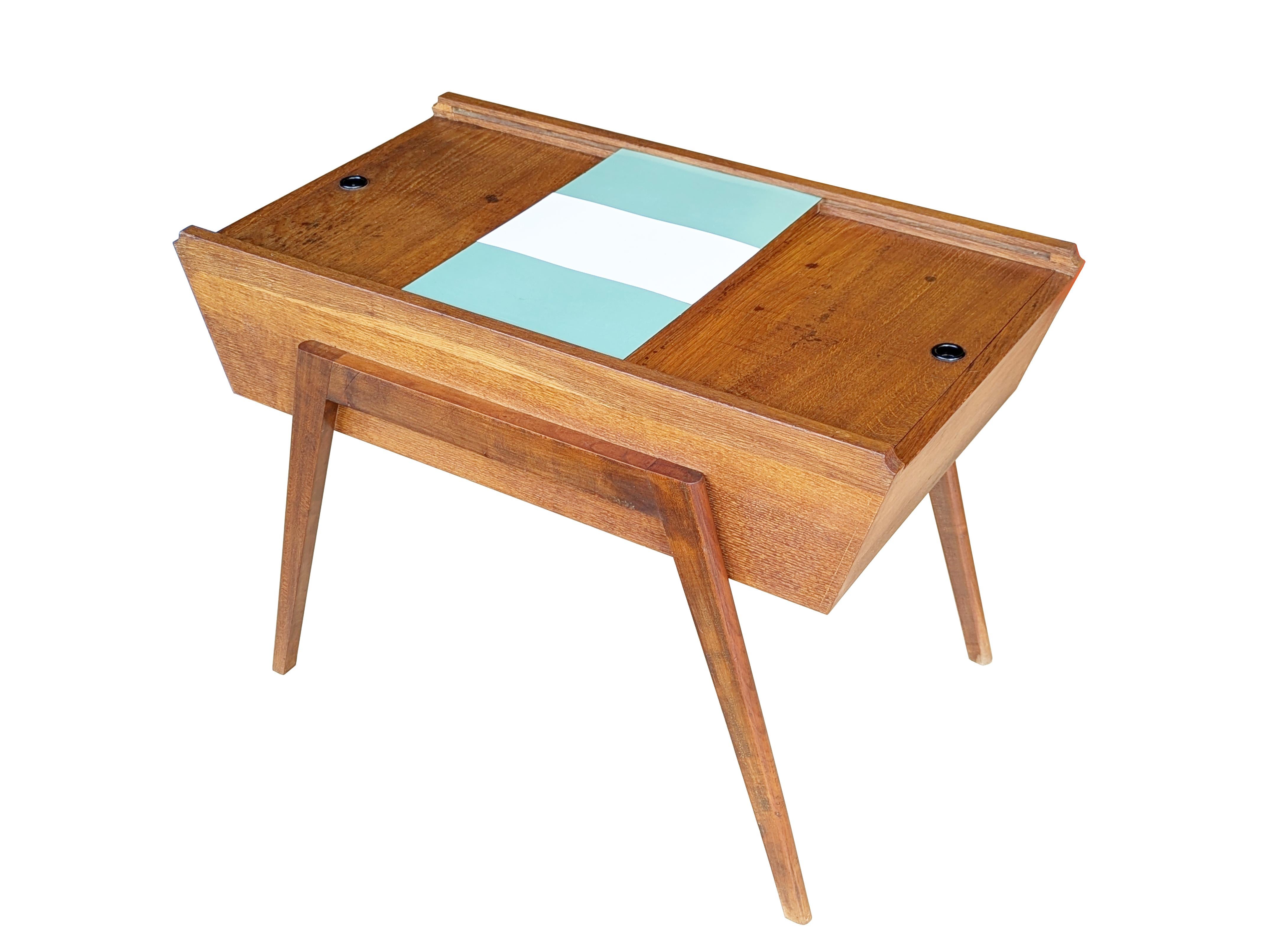 20ième siècle Contenant de table de travail/table basse moderne du milieu du siècle dernier en teck et stratifié plastique en vente