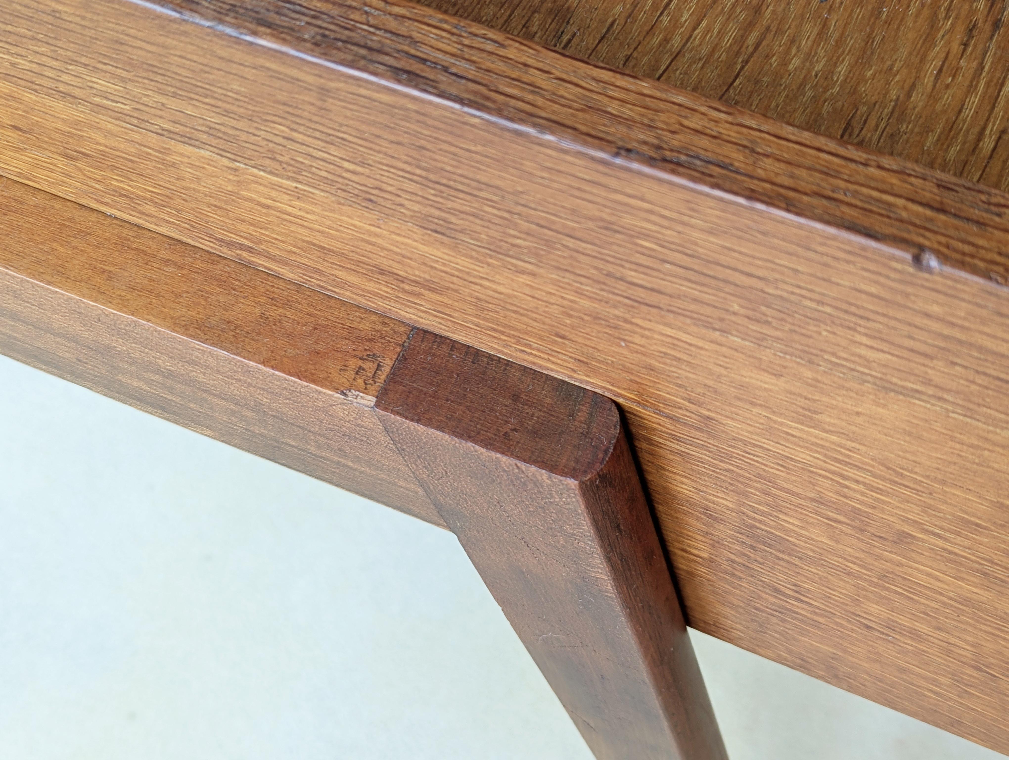 Contenant de table de travail/table basse moderne du milieu du siècle dernier en teck et stratifié plastique en vente 1