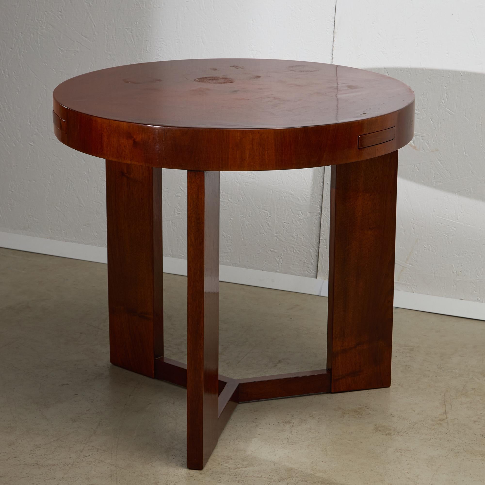 Voici la table à fumer Pull Tabs en bois de teck, une pièce maîtresse saisissante qui allie sans effort fonctionnalité et charme. Cette table ronde est élégamment soutenue par trois pieds interconnectés de manière complexe, assurant à la fois la