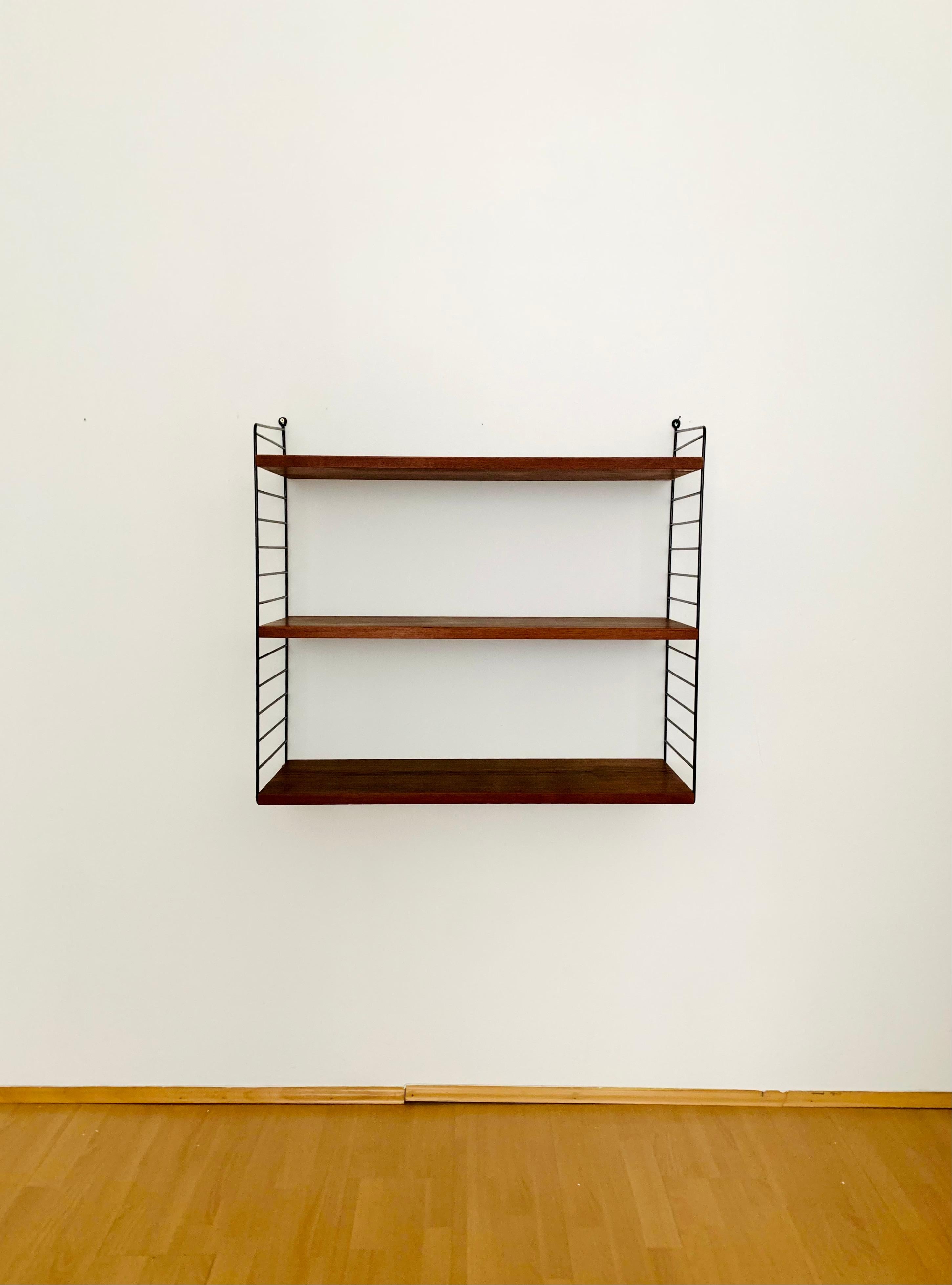 Beautiful teak shelf from the 1950s.
Wonderful high-quality workmanship and an absolute favorite piece.
The shelves are particularly durable and sturdy.

Design: Kajsa & Nils Nisse Strinning
Manufacturer: String Design

Condition:

Very good vintage