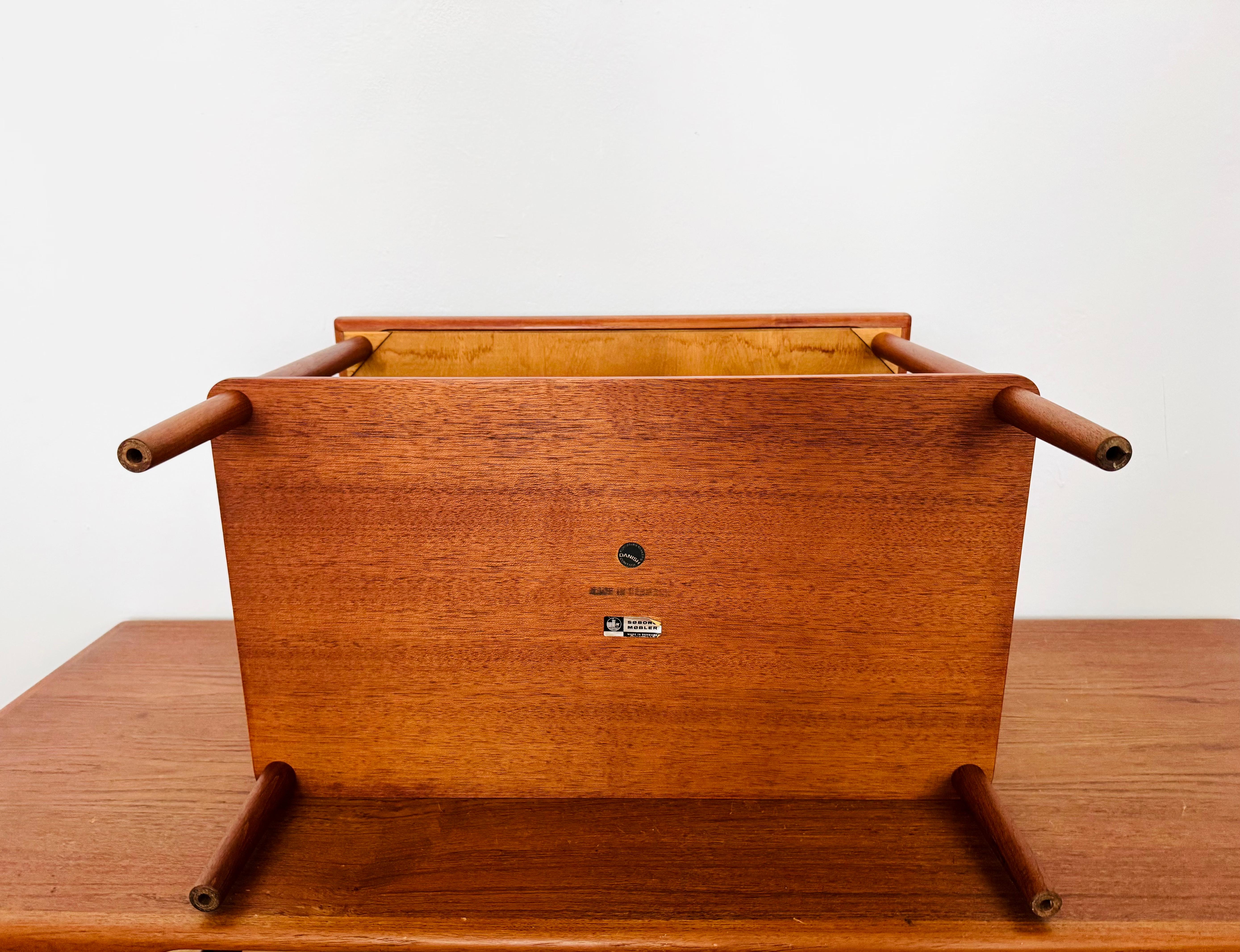 Mesa auxiliar de madera de teca de Peter Hvidt y Orla Mølgaard-Nielsen en venta 6