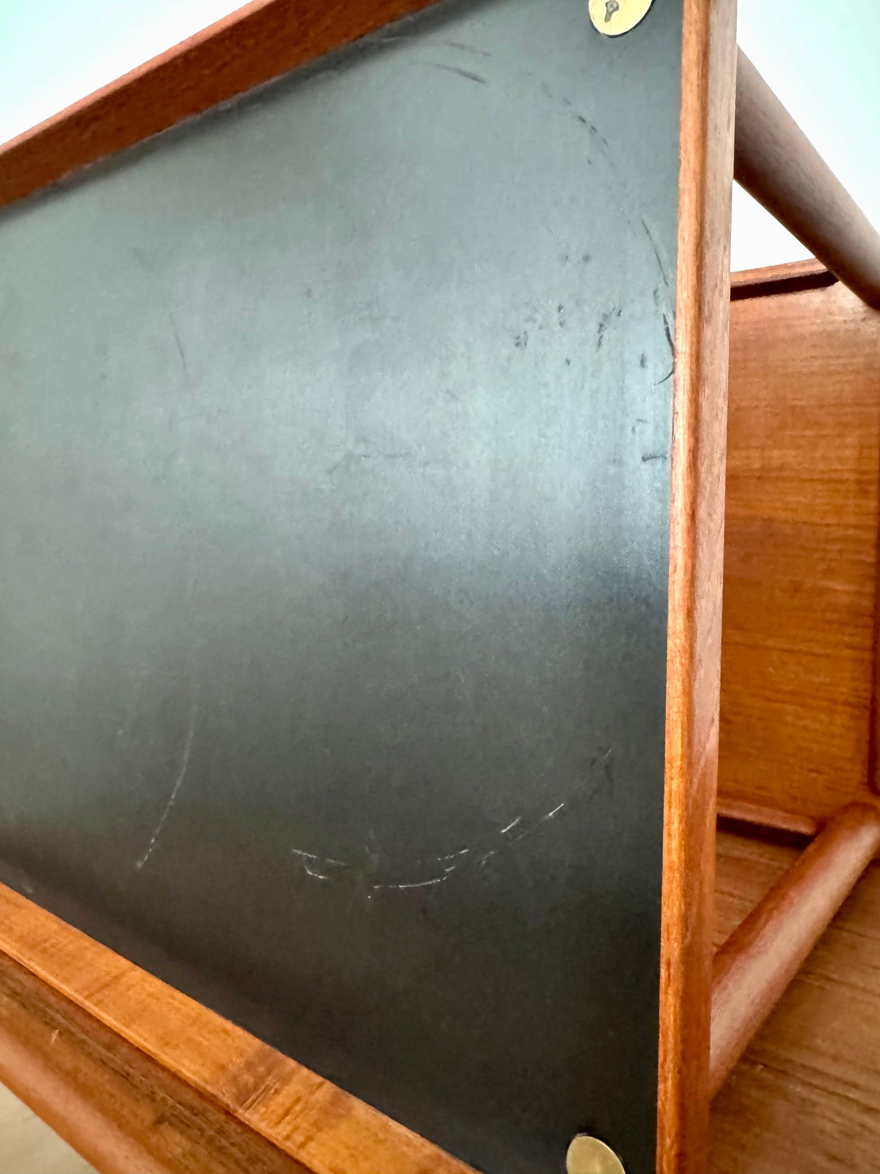 Mesa auxiliar de madera de teca de Peter Hvidt y Orla Mølgaard-Nielsen en venta 11