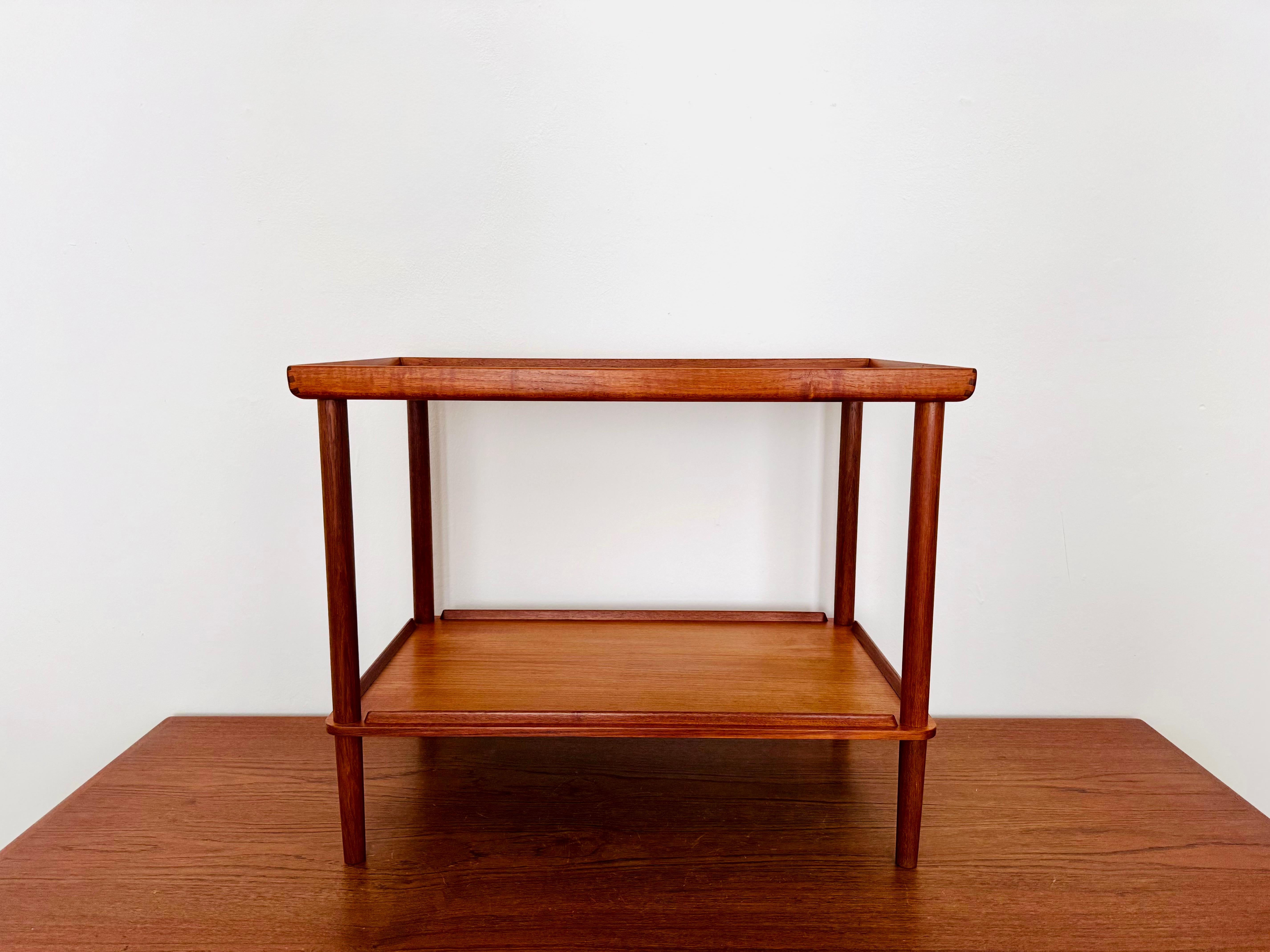 Mesa auxiliar de madera de teca de Peter Hvidt y Orla Mølgaard-Nielsen Escandinavo moderno en venta