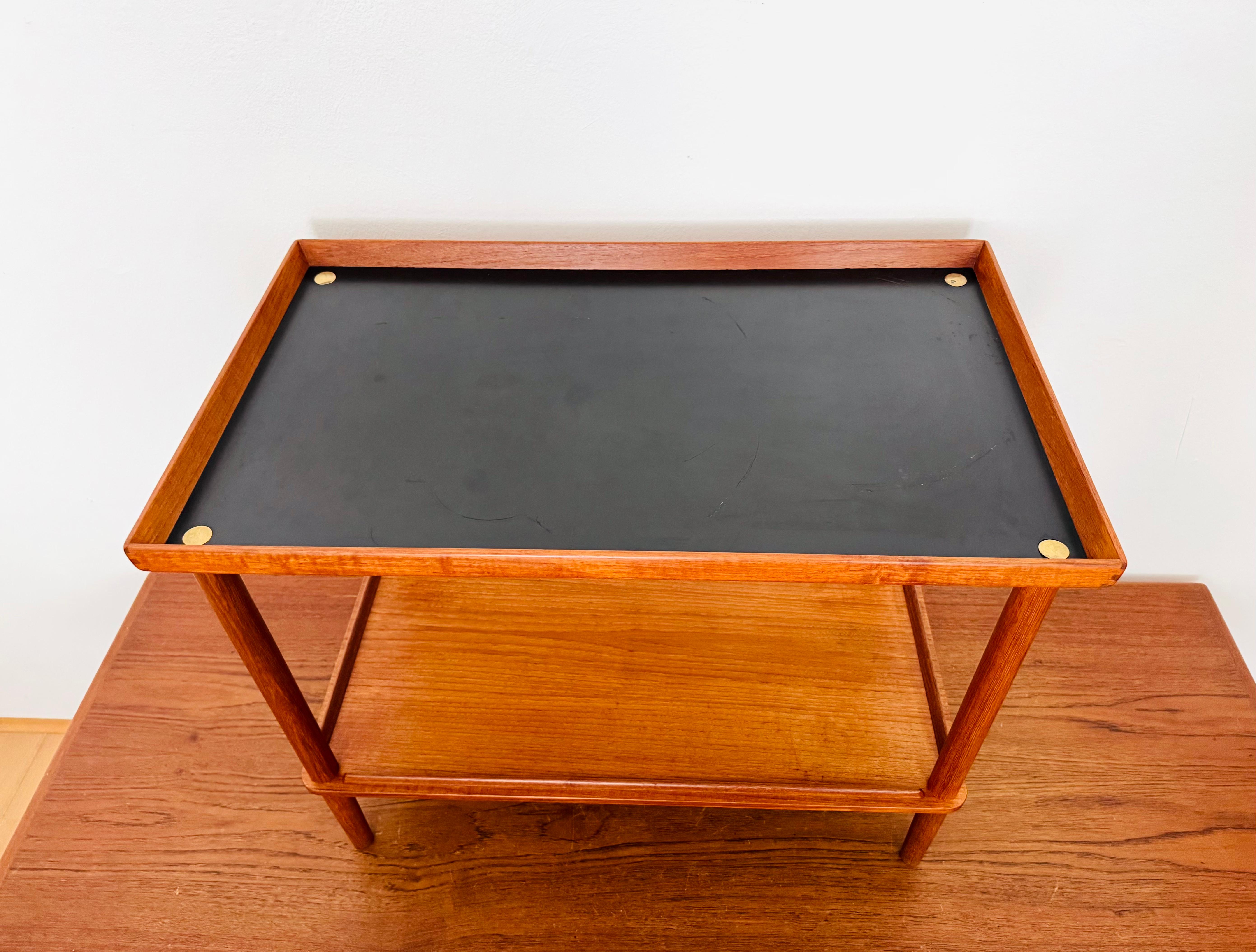 Mesa auxiliar de madera de teca de Peter Hvidt y Orla Mølgaard-Nielsen mediados del siglo XX en venta