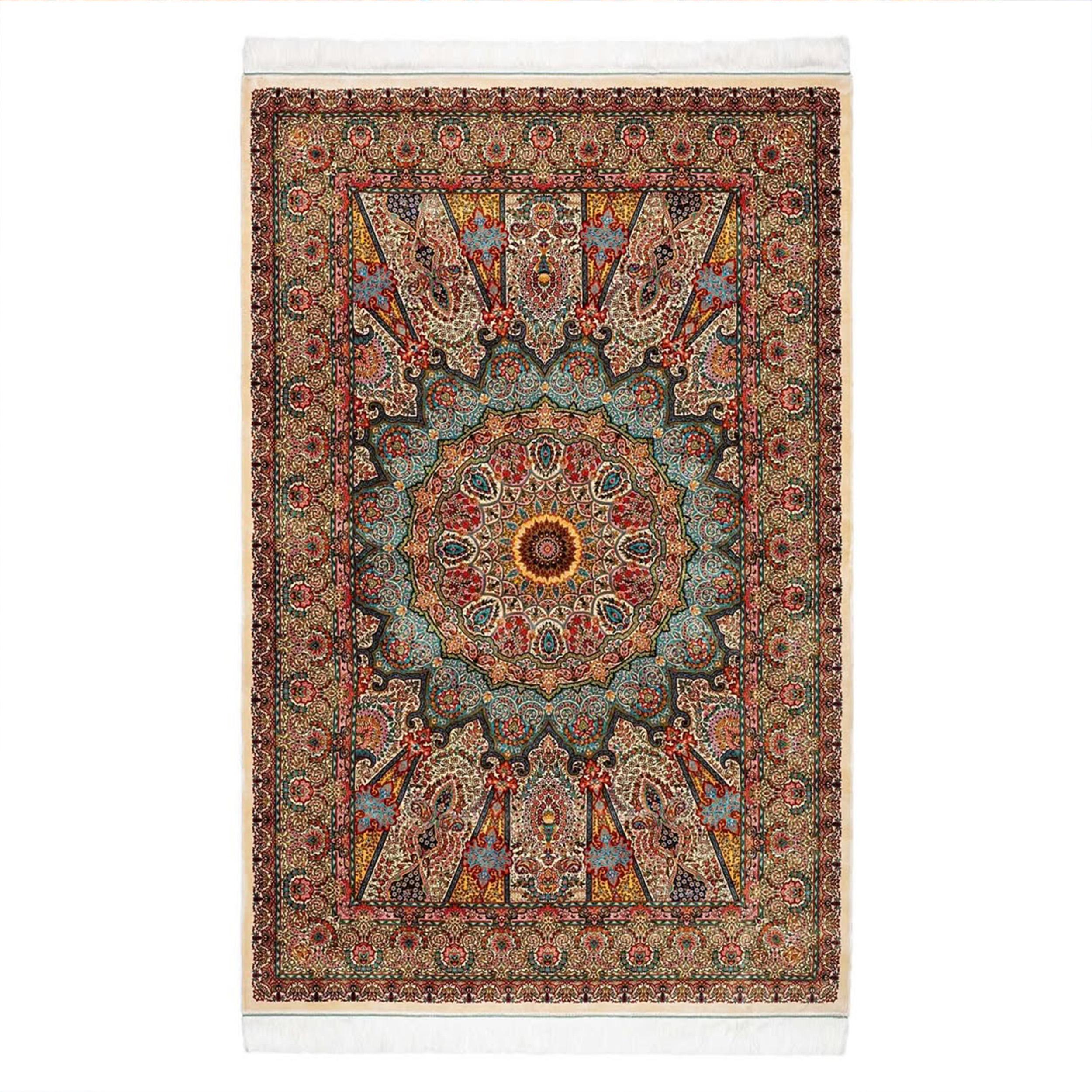Tessuto a partire da un disegno originale e autentico di un tappeto persiano antico, questo tappeto di seta riflette un patrimonio artistico unico, tramandato di generazione in generazione alla firma persiana. Ogni modello è stato accuratamente