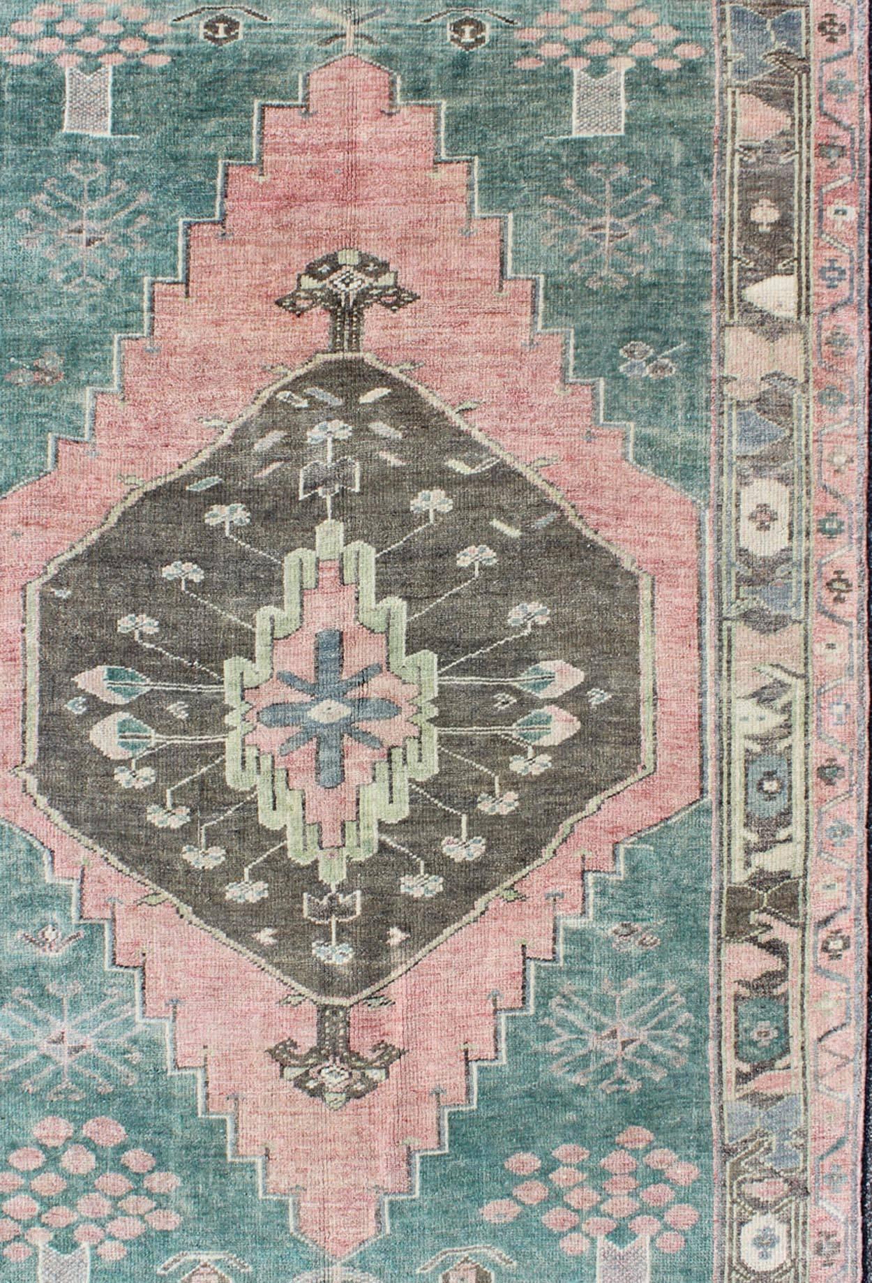 Türkischer Oushak-Teppich in Teal, Braun & Lachsfarben im Vintage-Stil mit geometrischem Medaillon im Zustand „Hervorragend“ im Angebot in Atlanta, GA