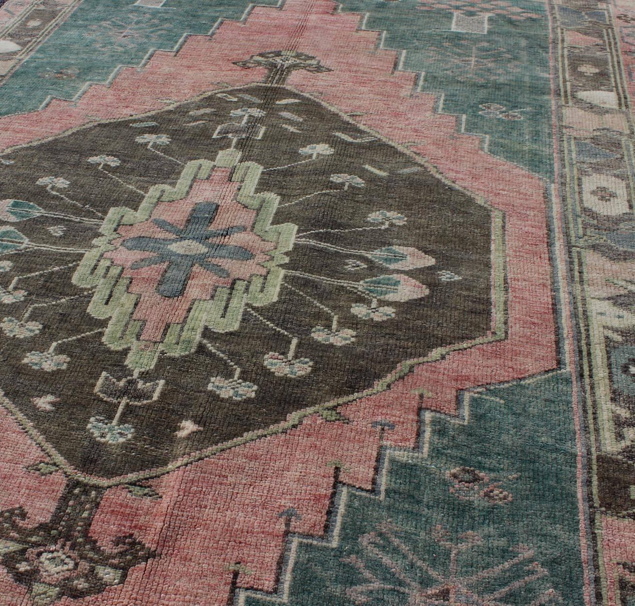 Türkischer Oushak-Teppich in Teal, Braun & Lachsfarben im Vintage-Stil mit geometrischem Medaillon (Mitte des 20. Jahrhunderts) im Angebot
