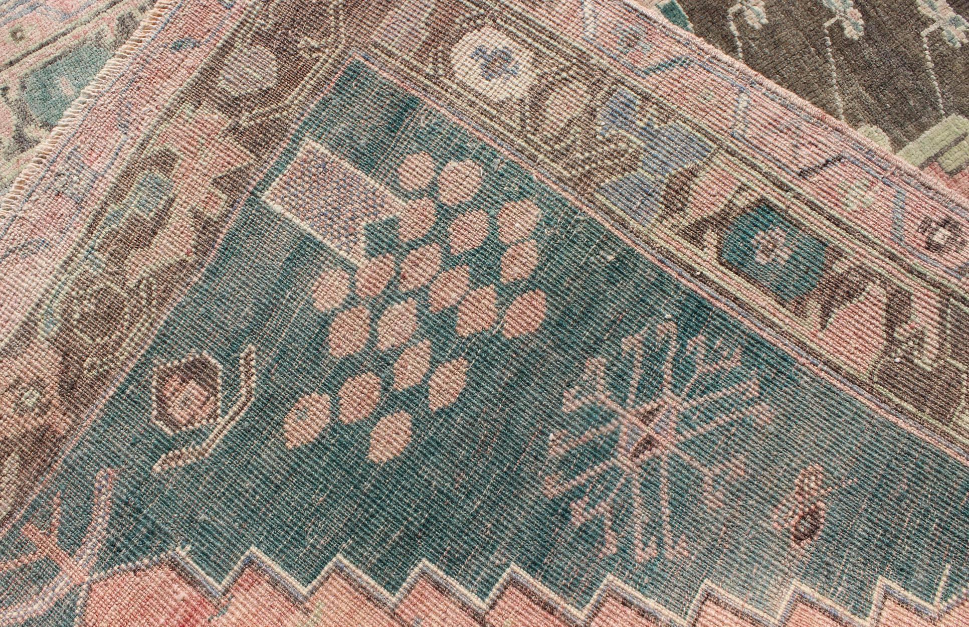 Türkischer Oushak-Teppich in Teal, Braun & Lachsfarben im Vintage-Stil mit geometrischem Medaillon (Wolle) im Angebot