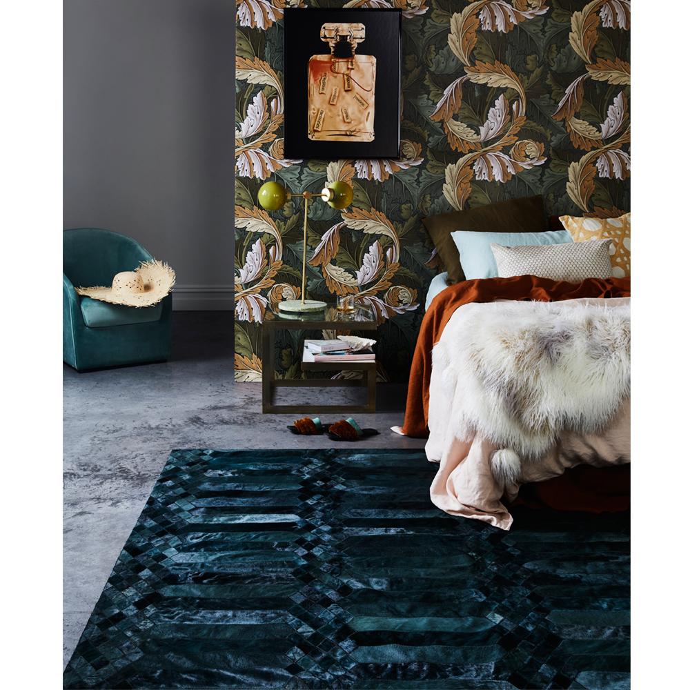Das Muster des neuen Teppichs Largo von Art Hide, der die Opulenz der 1970er Jahre neu interpretiert, ist von den kühnen Tapetendrucken dieser Zeit in atemberaubenden Teal-Tönen inspiriert. Teal ist eine unglaubliche Teppichfarbe - etwas