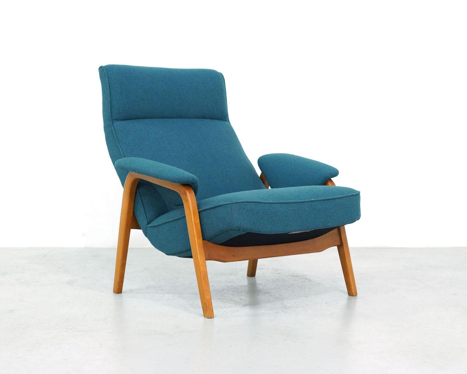 Artifort lounge chair in teal fabric, by Theo Ruth model no 137 designed in 1950s completely restored with new foam and fabric, Mont Blanc fabric by Nobilis (70% wool, 25% polyamide and 5% other fibers )
This highly comfortable easy chair is one of