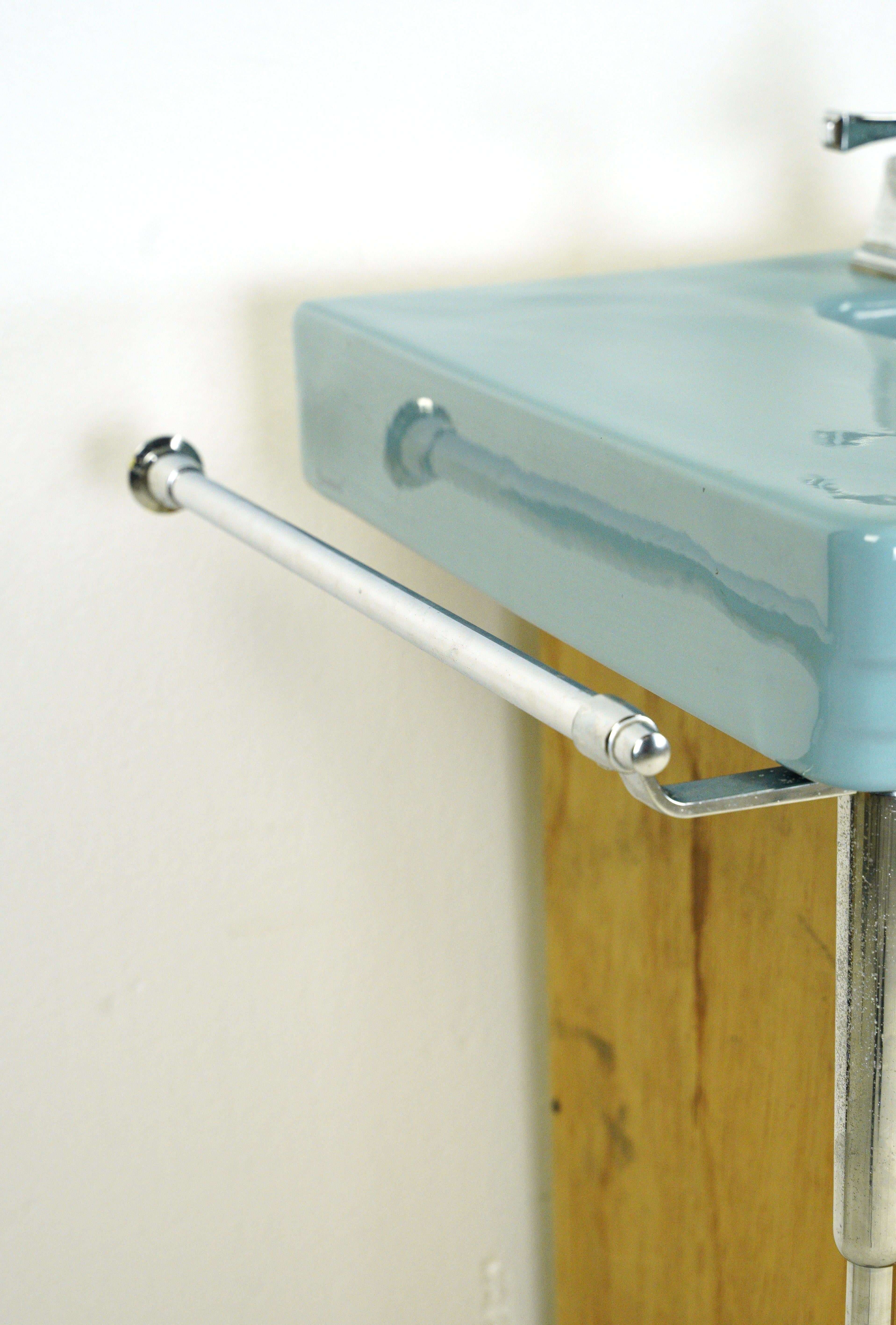 20ième siècle Éviers de salle de bains américains standard bleu sarcelle