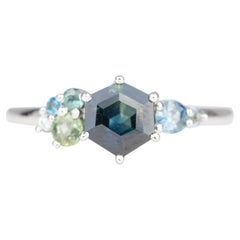 Bague grappe de saphirs hexagonaux bleu sarcelle Madagascar en or blanc 14 carats R6302