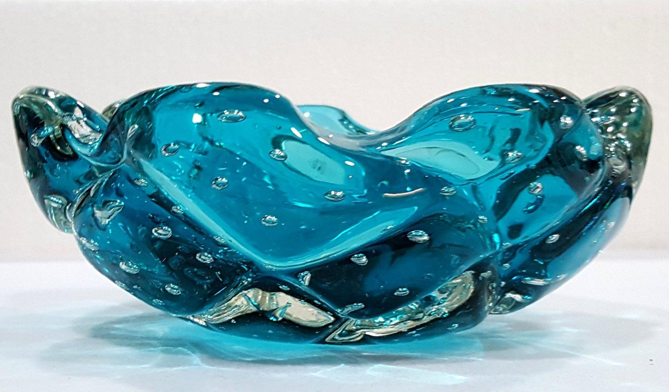 Teal Blue Mid-Century Modern a Bugne Murano Glass Bullicante Bowl/Dish .
NOTICE: Our 1stDibs shop will be taking a break soon, thus the temporarily lower price.
Nice vintage condition. We found no chips or cracks. 
IMPORTANT INFORMATION FOLLOWS;