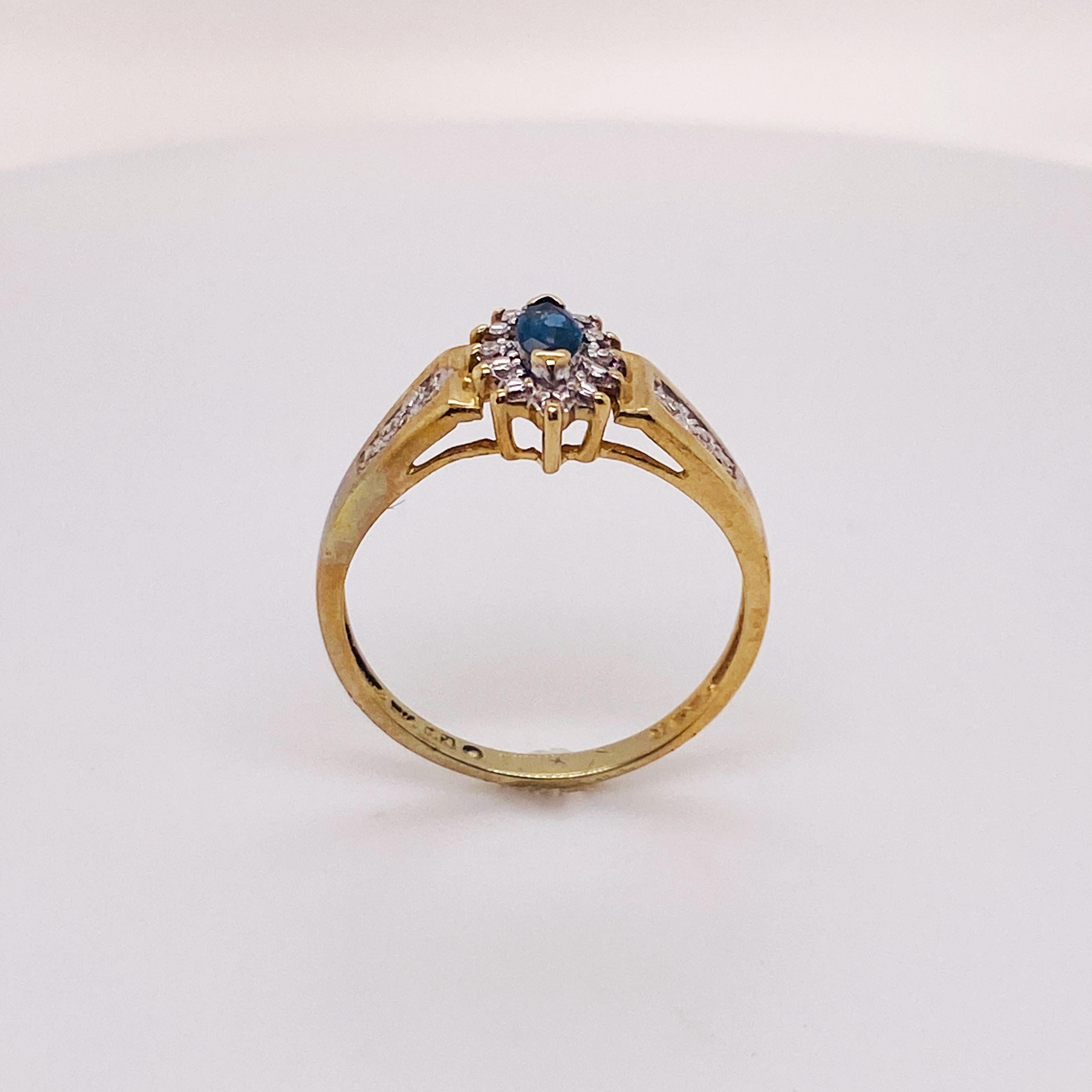 Birthstone-Ring mit 0,25 Karat blauem Saphir und Halo in Blau mit Diamanten, 10k Gold LV (Retro) im Angebot