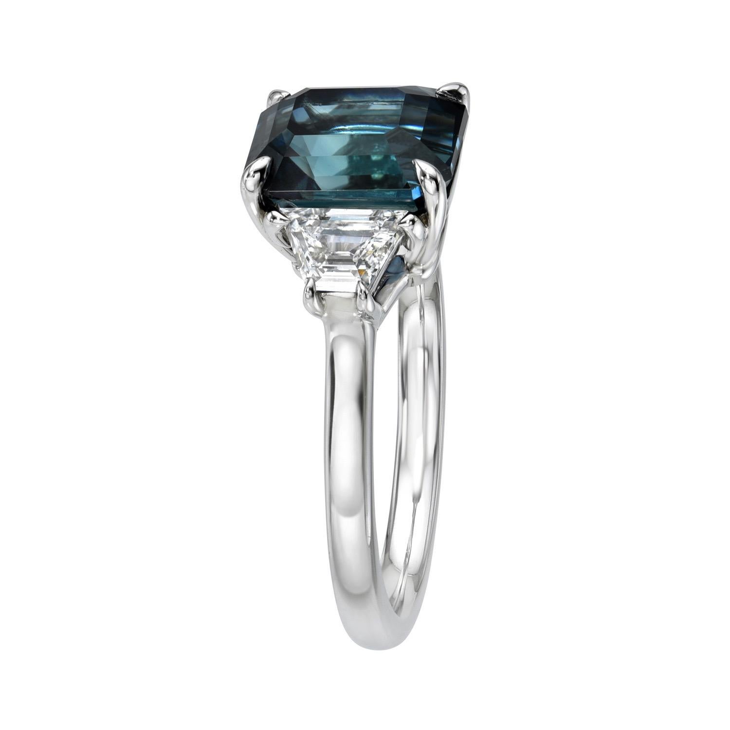Einzigartiger und exotischer Ceylon Teal Sapphire im Smaragdschliff mit 4,16 Karat und drei Steinen aus Platin, flankiert von einem Paar trapezförmiger Diamanten mit 0,57 Karat, D/VS2-SI1.
Ring Größe 6. Die Größenänderung ist auf Anfrage