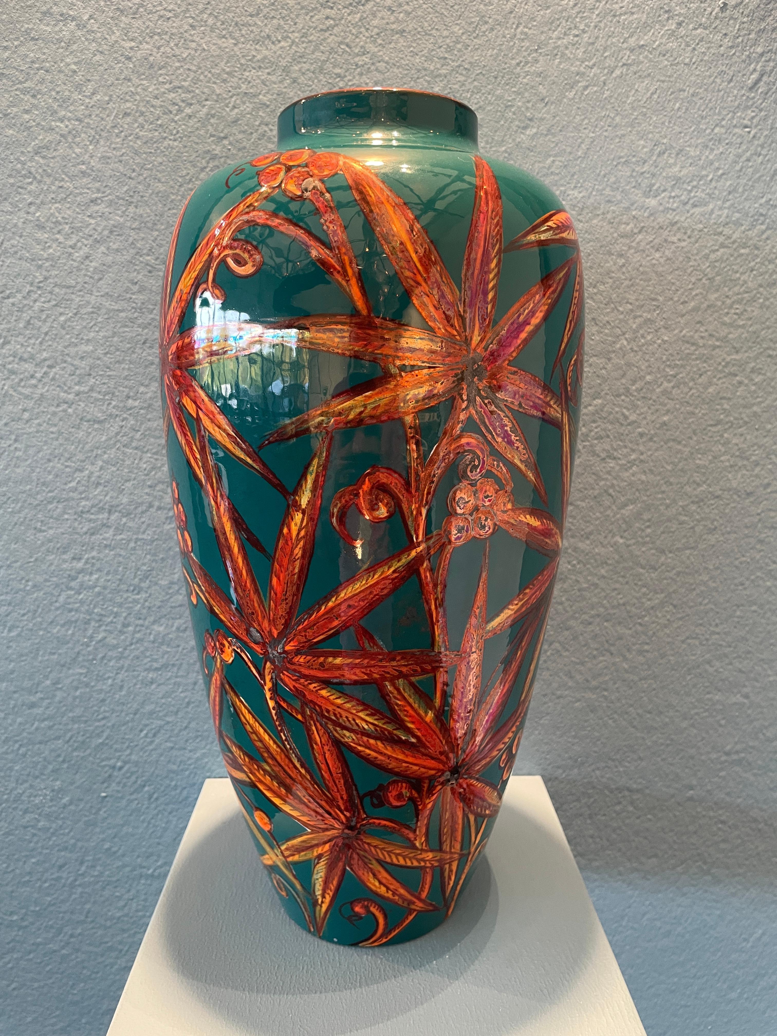 Bottega Vignoli, Vase mit Blumendekor, 2022 handbemaltes Majolika, 17cm x 37cm hoch. Einzigartiges Stück. Vom Jugendstil inspiriertes Blumendekor.

Bottega Vignoli ist eine Marke für Kunstkeramik mit Sitz in Faenza, einem der repräsentativsten