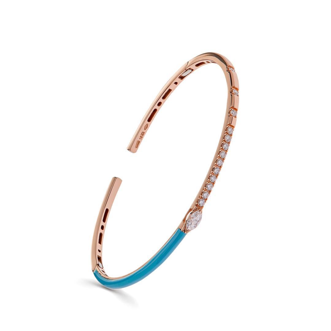 Realizzato con un'attenzione meticolosa ai dettagli, questo bracciale presenta un elegante design a bracciale in lussuoso oro rosa 18 carati. I toni caldi dell'oro rosa creano un bellissimo contrasto con i vibranti accenti di smalto verde acqua,