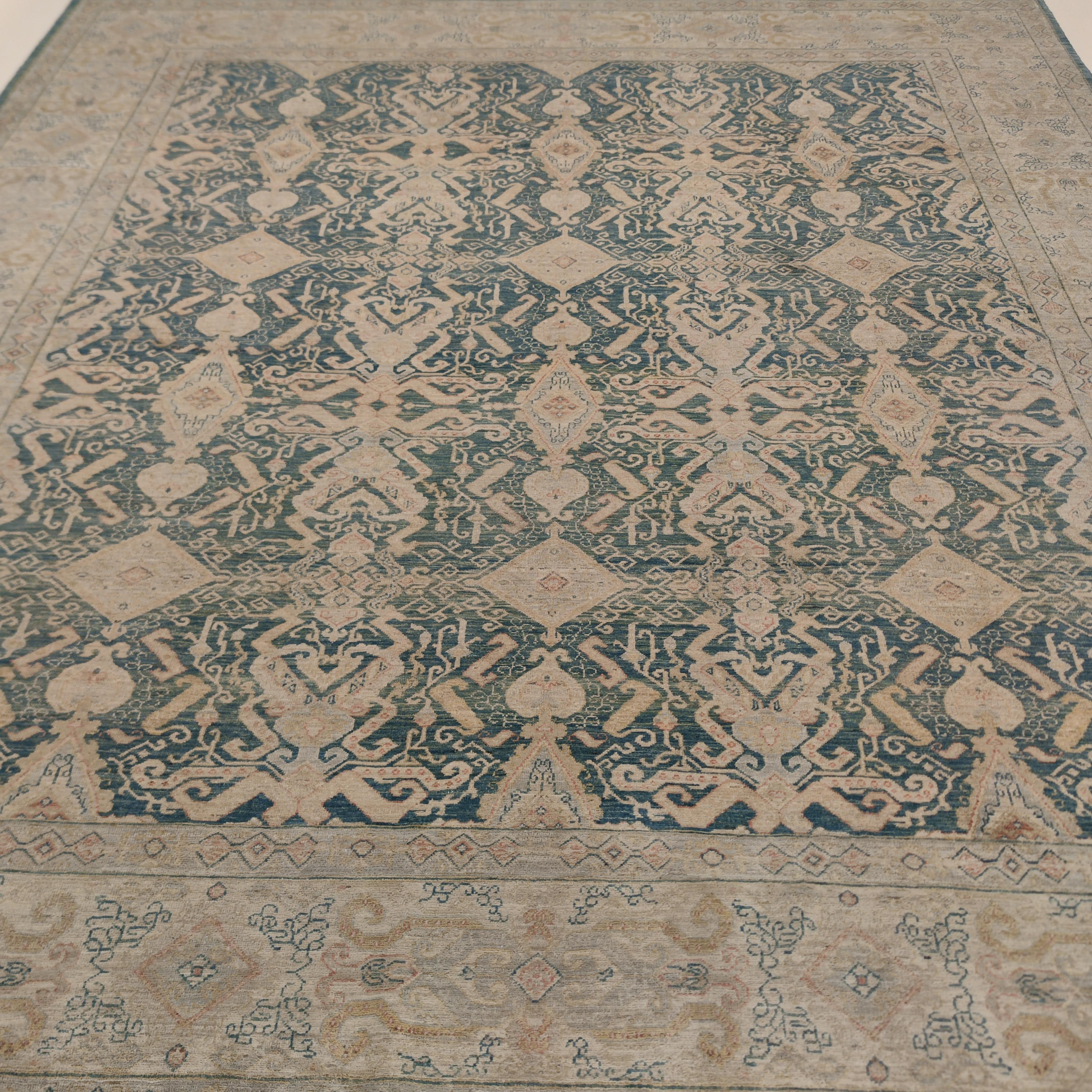 Ispirato alla magica tavolozza degli antichi tappeti Tabriz del nobile laboratorio Hajijalili, questo tappeto contemporaneo finemente annodato è uno degli esempi chiave della nostra collezione contemporanea di tipo tradizionale. Con un motivo a